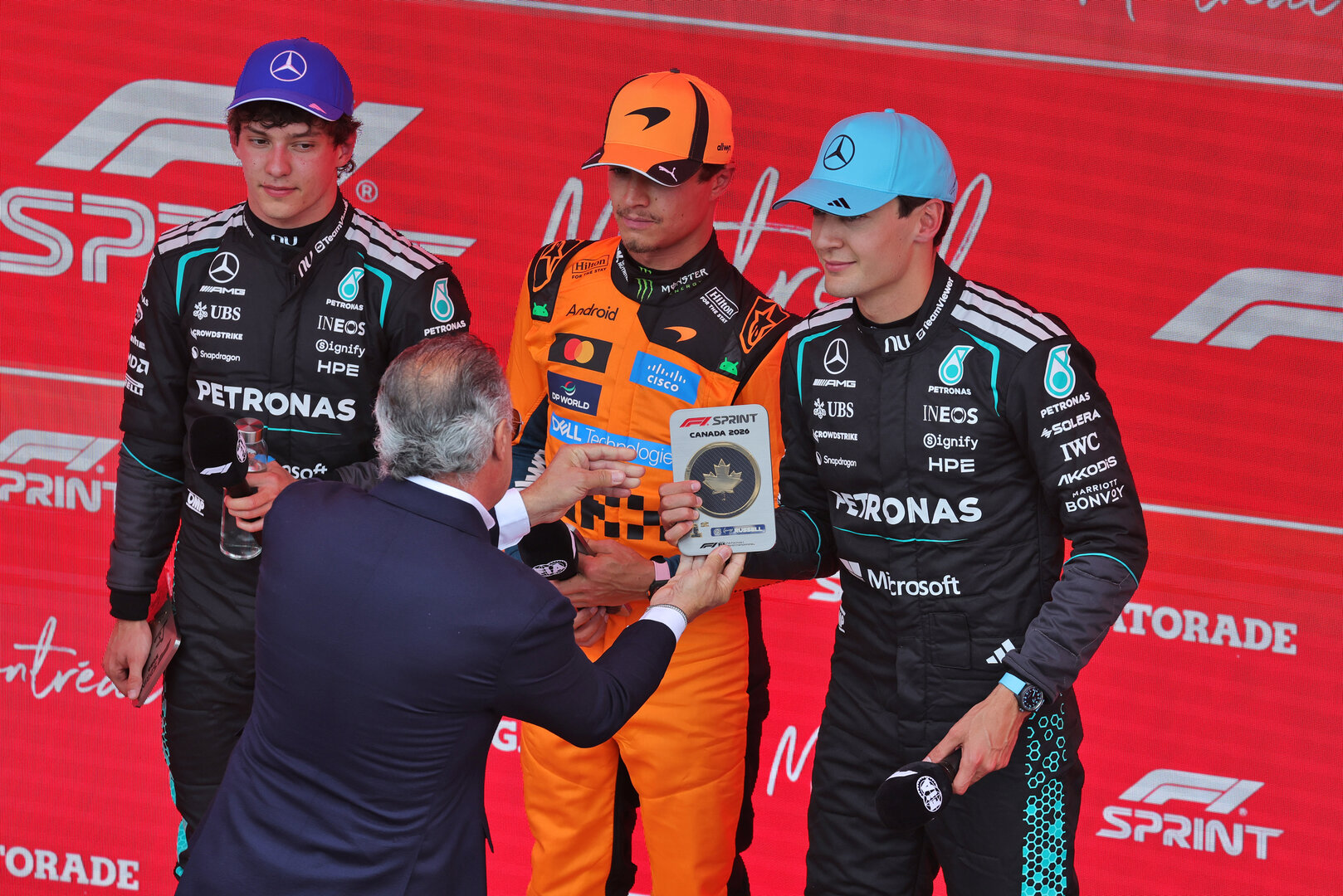 GP CANADA, Sprint top three in parc ferme (L to R): Andrea Kimi Antonelli (ITA) Mercedes AMG Formula One Team, third; Lando Norris (GBR) McLaren F1 Team, second; George Russell (GBR) Mercedes AMG Formula One Team, vincitore; e Jean Alesi (FRA).
23.05.2026. Formula 1 World Championship, Rd 5, Canadian Grand Prix, Montreal, Canada, Sprint e Qualifiche Day.
- www.xpbimages.com, EMail: requests@xpbimages.com © Copyright: Moy / XPB Images