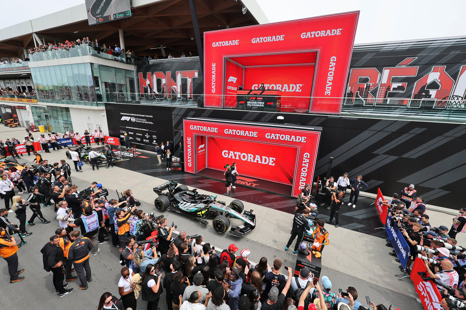 GP CANADA, Sprint winner George Russell (GBR) Mercedes AMG Formula One Team with Lando Norris (GBR) McLaren F1 Team e Oscar Piastri (AUS) McLaren F1 Team in parc ferme.
23.05.2026. Formula 1 World Championship, Rd 5, Canadian Grand Prix, Montreal, Canada, Sprint e Qualifiche Day.
- www.xpbimages.com, EMail: requests@xpbimages.com © Copyright: Moy / XPB Images