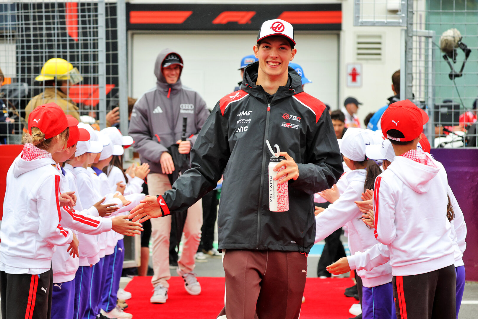 GP CANADA, Oliver Bearman (GBR) Haas F1 Team on the drivers' parade.
24.05.2026. Formula 1 World Championship, Rd 5, Canadian Grand Prix, Montreal, Canada, Gara Day.
- www.xpbimages.com, EMail: requests@xpbimages.com © Copyright: Charniaux / XPB Images