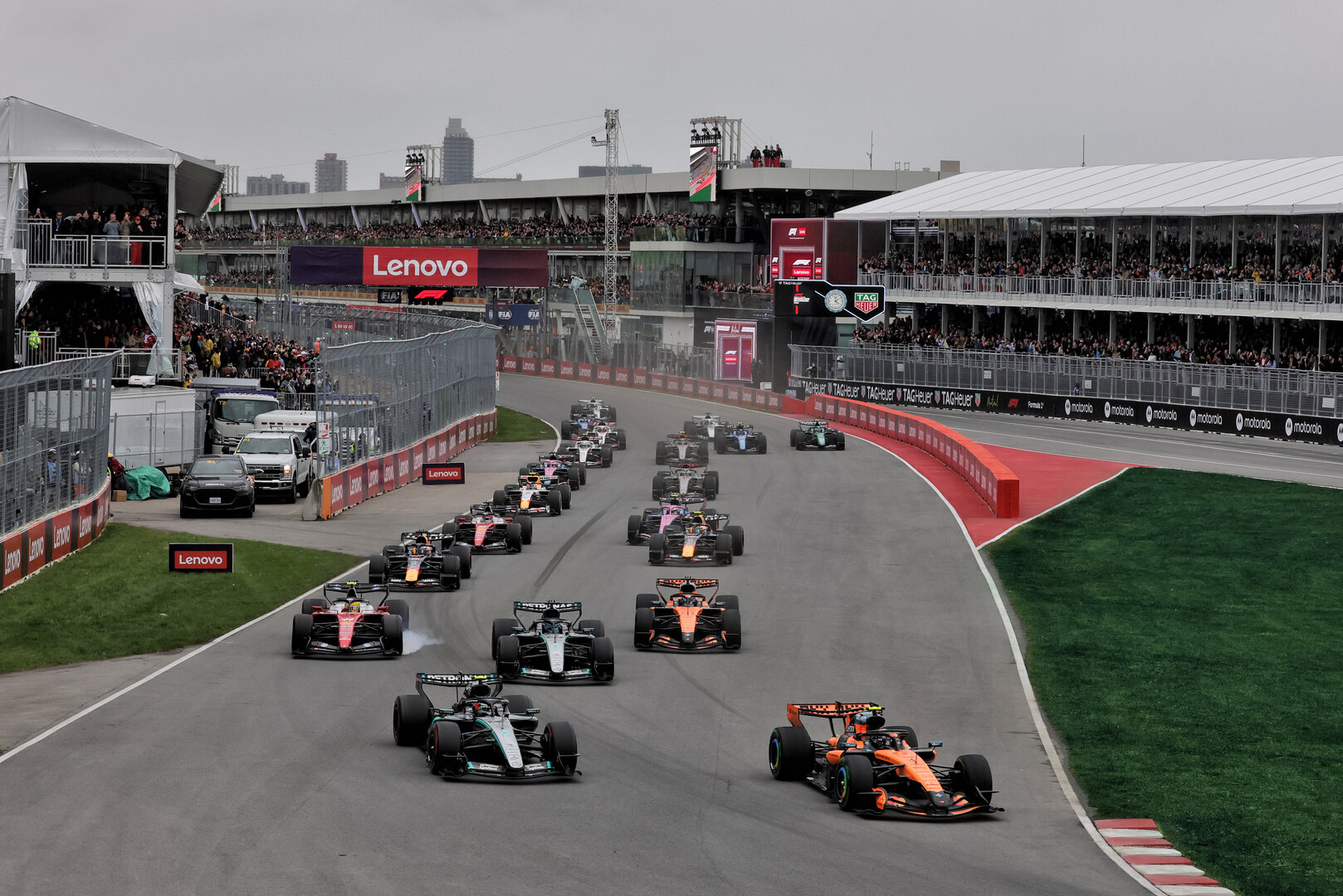 GP CANADA, Lando Norris (GBR) McLaren F1 Team MCL40 davanti a Andrea Kimi Antonelli (ITA) Mercedes AMG Formula One Team W17 at the partenza of the race.
24.05.2026. Formula 1 World Championship, Rd 5, Canadian Grand Prix, Montreal, Canada, Gara Day.
- www.xpbimages.com, EMail: requests@xpbimages.com © Copyright: Moy / XPB Images