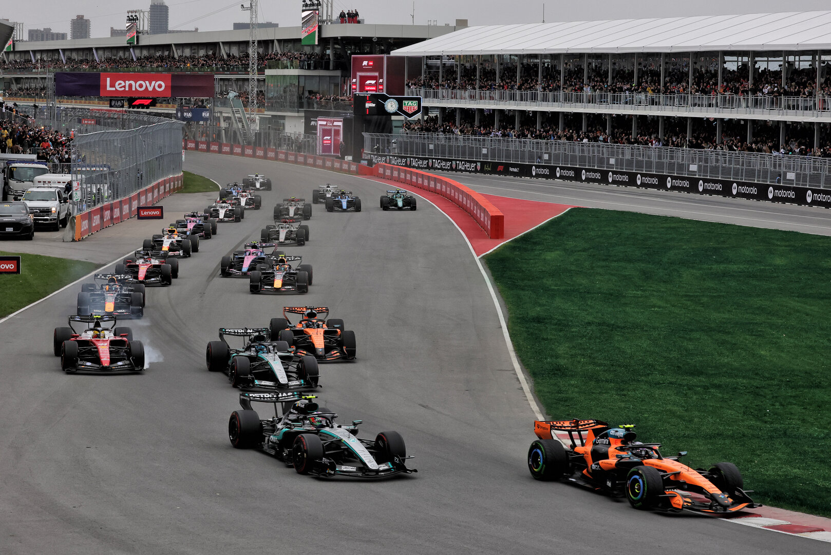 GP CANADA, Lando Norris (GBR) McLaren F1 Team MCL40 davanti a Andrea Kimi Antonelli (ITA) Mercedes AMG Formula One Team W17 at the partenza of the race.
24.05.2026. Formula 1 World Championship, Rd 5, Canadian Grand Prix, Montreal, Canada, Gara Day.
- www.xpbimages.com, EMail: requests@xpbimages.com © Copyright: Moy / XPB Images