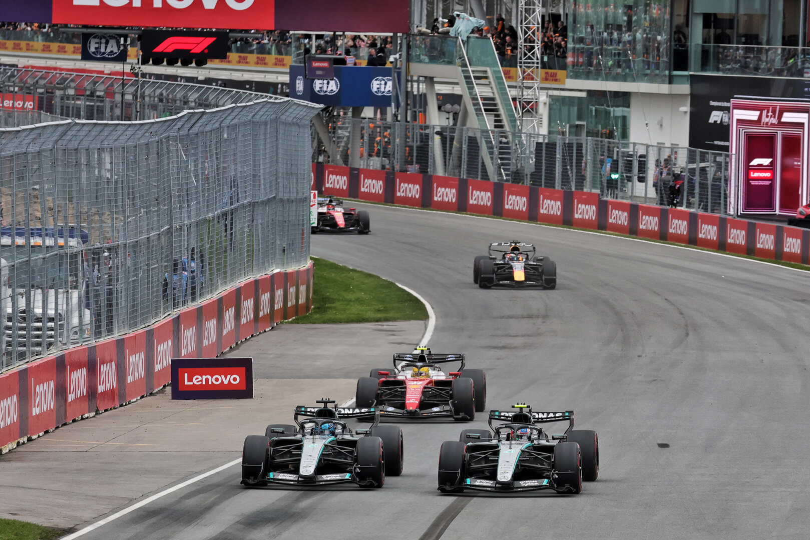 GP CANADA, George Russell (GBR) Mercedes AMG Formula One Team W17 e Andrea Kimi Antonelli (ITA) Mercedes AMG Formula One Team W17 battle for position.
24.05.2026. Formula 1 World Championship, Rd 5, Canadian Grand Prix, Montreal, Canada, Gara Day.
- www.xpbimages.com, EMail: requests@xpbimages.com © Copyright: Moy / XPB Images