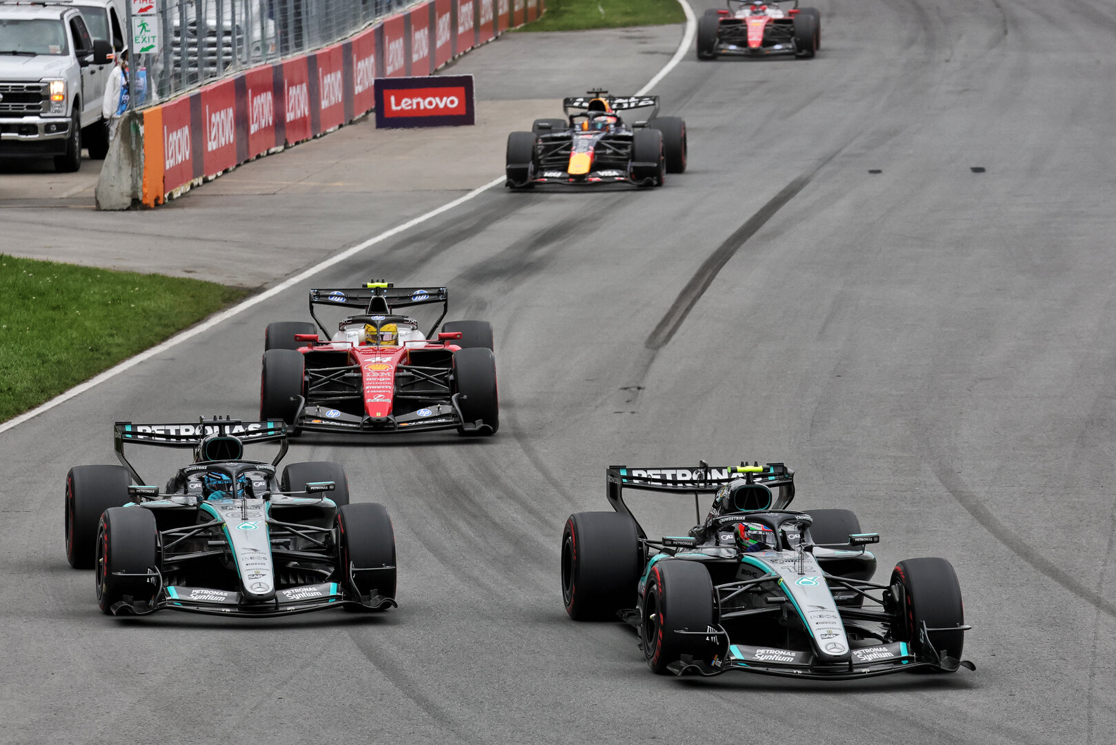 GP CANADA, George Russell (GBR) Mercedes AMG Formula One Team W17 e Andrea Kimi Antonelli (ITA) Mercedes AMG Formula One Team W17 battle for position.
24.05.2026. Formula 1 World Championship, Rd 5, Canadian Grand Prix, Montreal, Canada, Gara Day.
- www.xpbimages.com, EMail: requests@xpbimages.com © Copyright: Moy / XPB Images