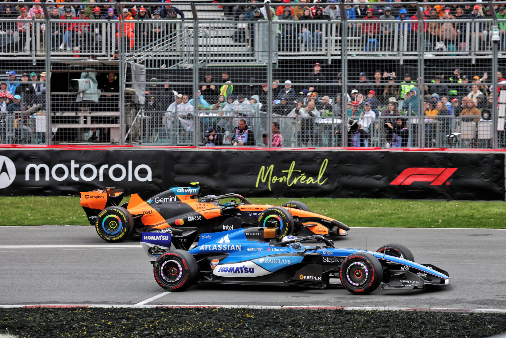 GP CANADA, Alexander Albon (THA) Williams F1 Team FW48 e Lando Norris (GBR) McLaren F1 Team MCL40 - leaving the pits.
24.05.2026. Formula 1 World Championship, Rd 5, Canadian Grand Prix, Montreal, Canada, Gara Day.
- www.xpbimages.com, EMail: requests@xpbimages.com © Copyright: Moy / XPB Images