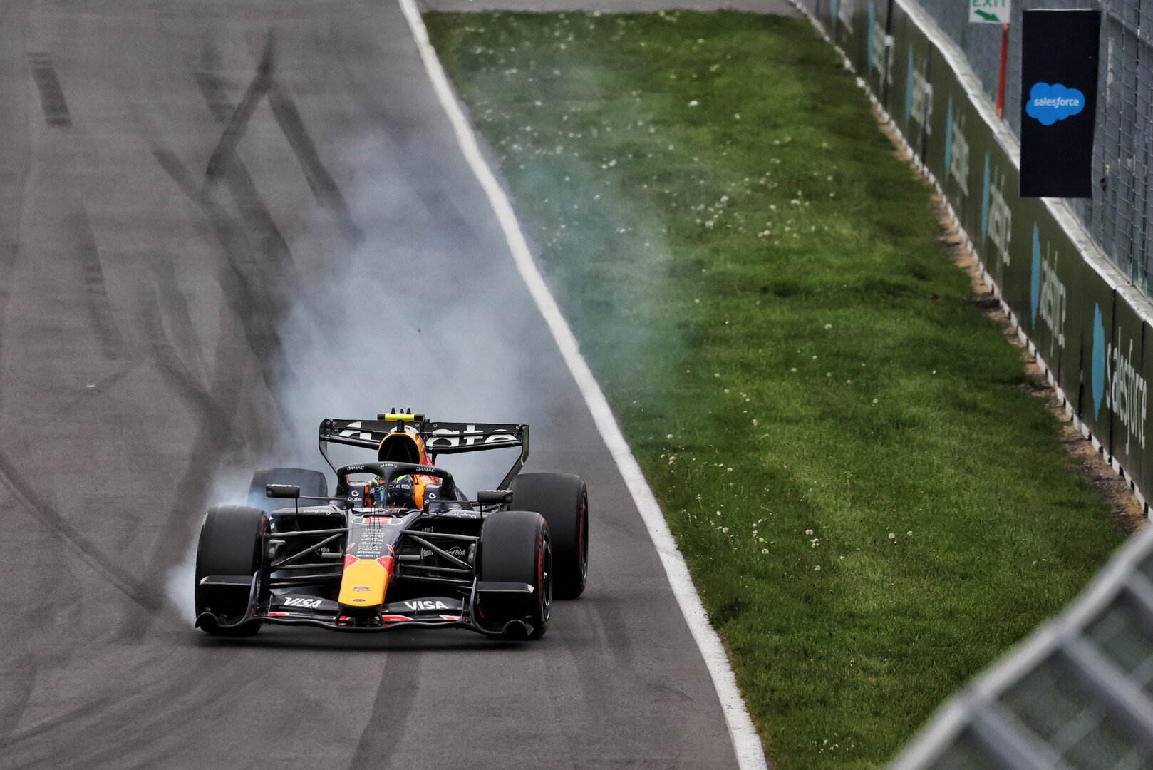 GP CANADA, Isack Hadjar (FRA) Red Bull Racing RB22 locks up under braking.
24.05.2026. Formula 1 World Championship, Rd 5, Canadian Grand Prix, Montreal, Canada, Gara Day.
 - www.xpbimages.com, EMail: requests@xpbimages.com © Copyright: Dunbar / XPB Images