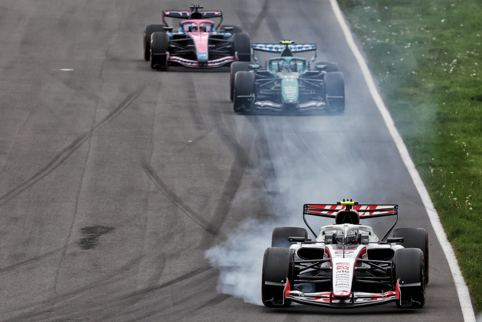 GP CANADA, Oliver Bearman (GBR) Haas F1 Team VF-26 locks up under braking.
24.05.2026. Formula 1 World Championship, Rd 5, Canadian Grand Prix, Montreal, Canada, Gara Day.
- www.xpbimages.com, EMail: requests@xpbimages.com © Copyright: Dunbar / XPB Images