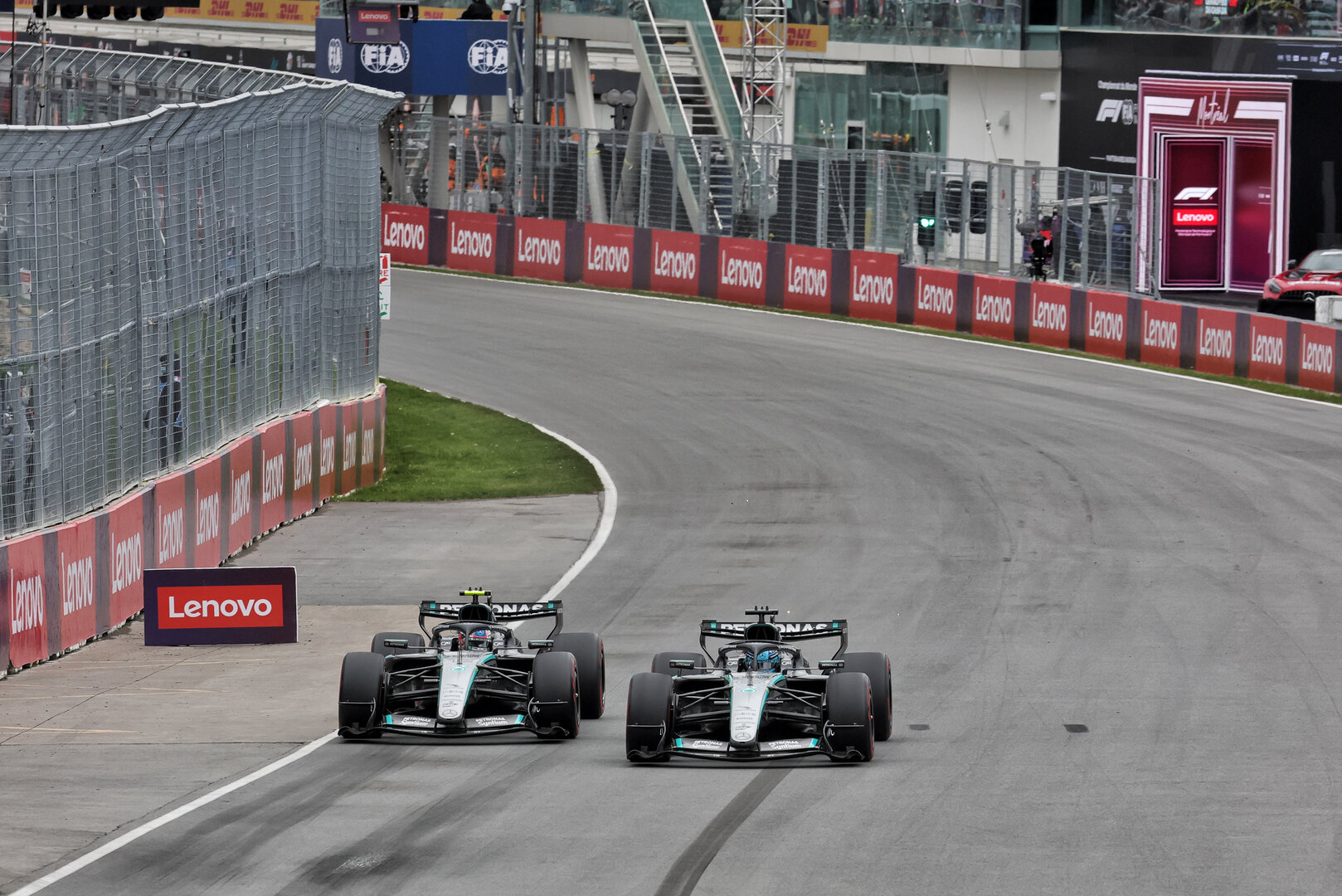 GP CANADA, Andrea Kimi Antonelli (ITA) Mercedes AMG Formula One Team W17 e George Russell (GBR) Mercedes AMG Formula One Team W17 battle for position.
24.05.2026. Formula 1 World Championship, Rd 5, Canadian Grand Prix, Montreal, Canada, Gara Day.
- www.xpbimages.com, EMail: requests@xpbimages.com © Copyright: Moy / XPB Images
