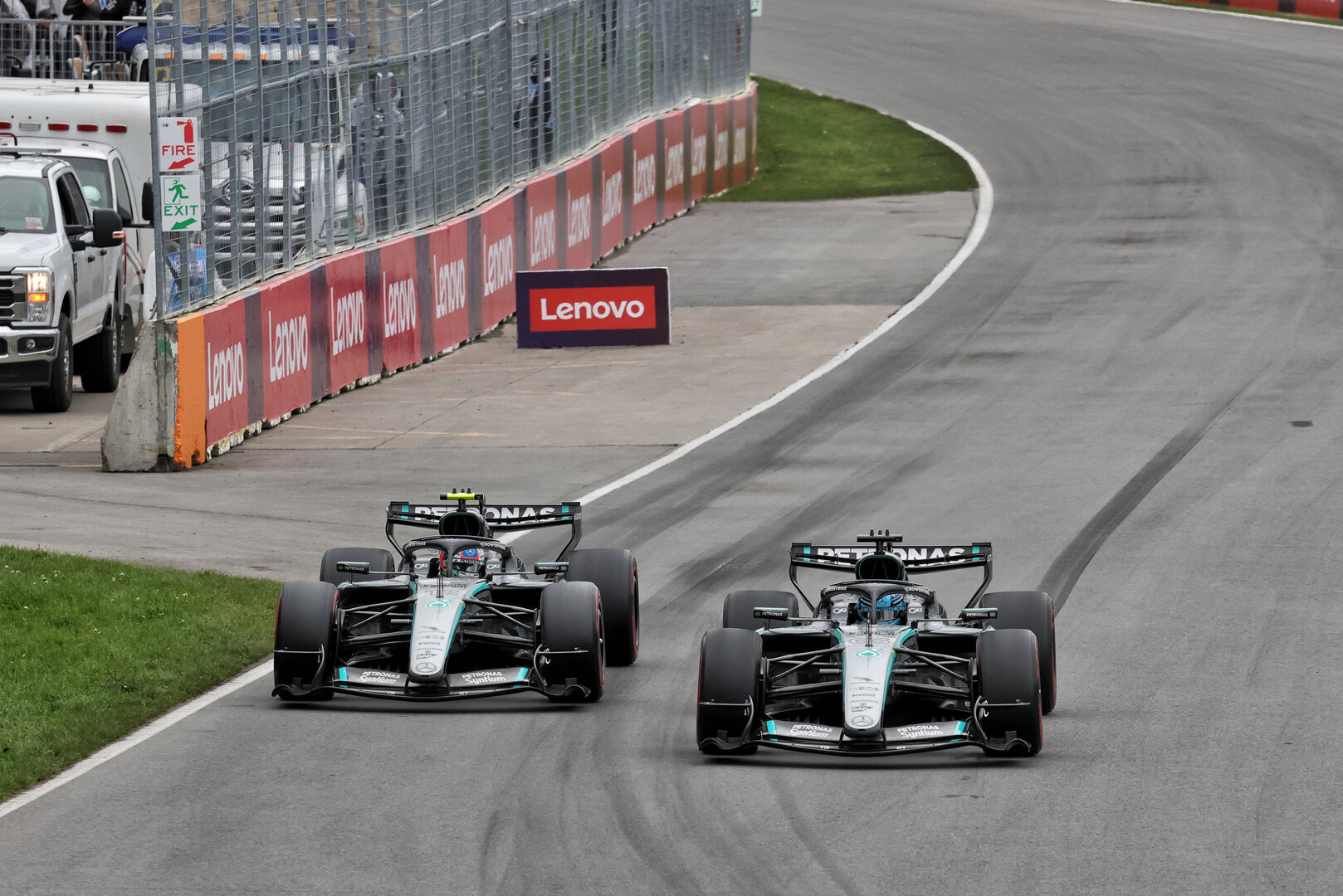 GP CANADA, Andrea Kimi Antonelli (ITA) Mercedes AMG Formula One Team W17 e George Russell (GBR) Mercedes AMG Formula One Team W17 battle for position.
24.05.2026. Formula 1 World Championship, Rd 5, Canadian Grand Prix, Montreal, Canada, Gara Day.
- www.xpbimages.com, EMail: requests@xpbimages.com © Copyright: Moy / XPB Images