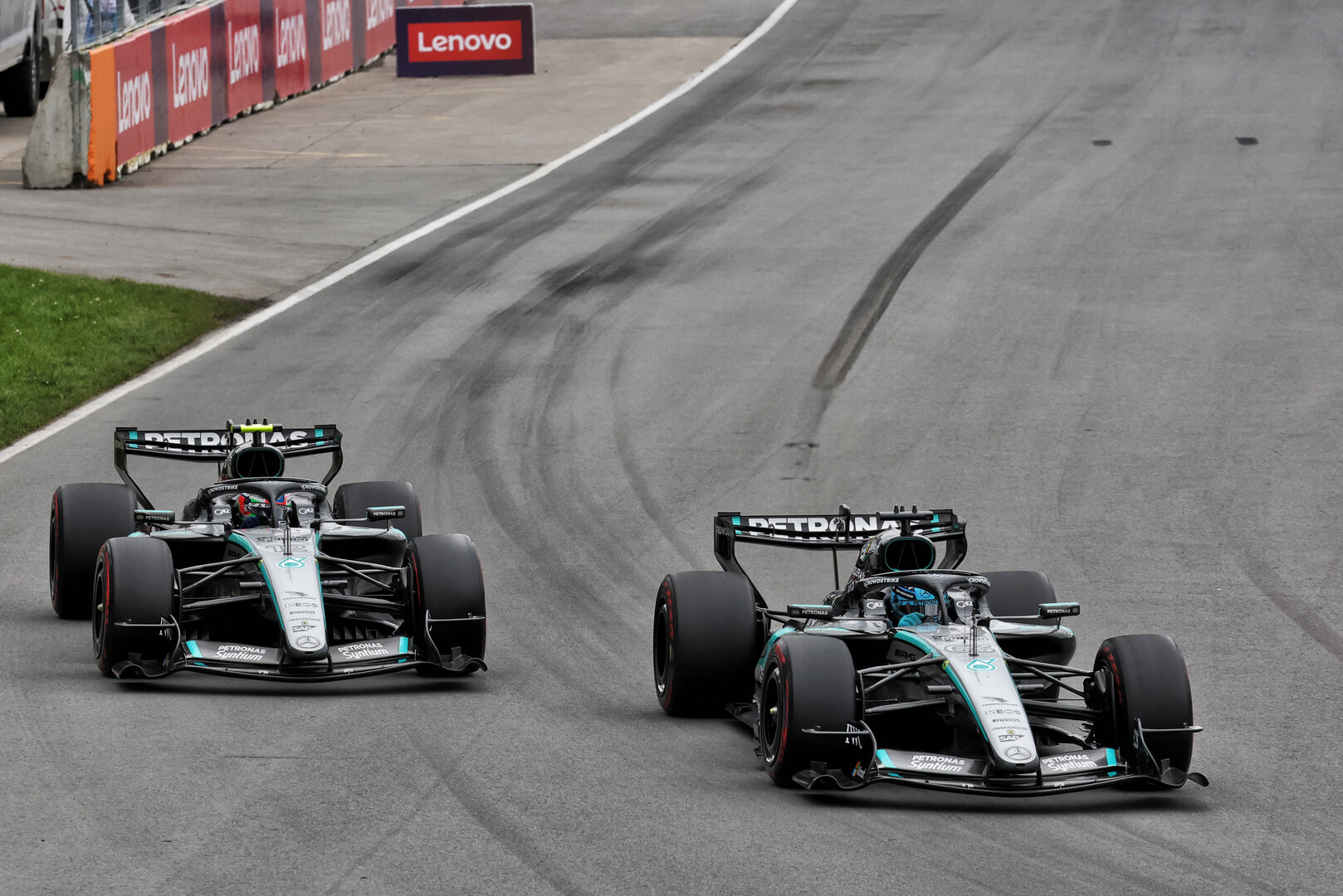 GP CANADA, Andrea Kimi Antonelli (ITA) Mercedes AMG Formula One Team W17 e George Russell (GBR) Mercedes AMG Formula One Team W17 battle for position.
24.05.2026. Formula 1 World Championship, Rd 5, Canadian Grand Prix, Montreal, Canada, Gara Day.
- www.xpbimages.com, EMail: requests@xpbimages.com © Copyright: Moy / XPB Images