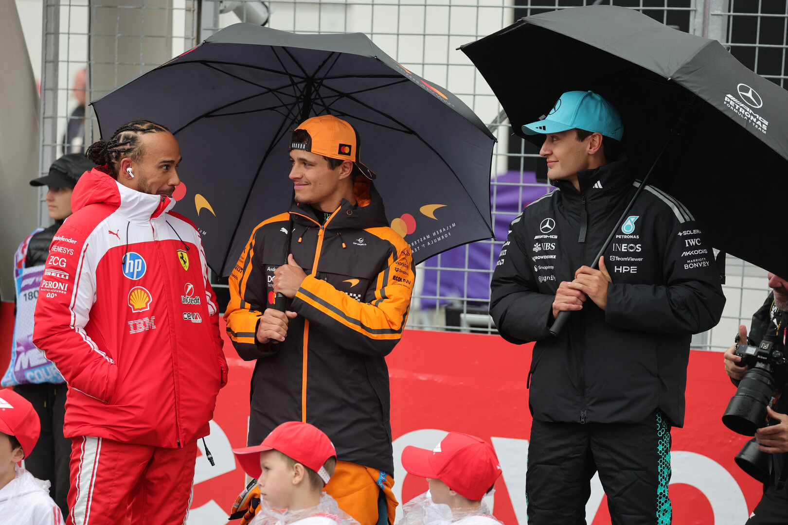 GP CANADA, (L to R): Lewis Hamilton (GBR) Ferrari with Lando Norris (GBR) McLaren F1 Team e George Russell (GBR) Mercedes AMG Formula One Team on the grid.
24.05.2026. Formula 1 World Championship, Rd 5, Canadian Grand Prix, Montreal, Canada, Gara Day.
- www.xpbimages.com, EMail: requests@xpbimages.com © Copyright: Moy / XPB Images