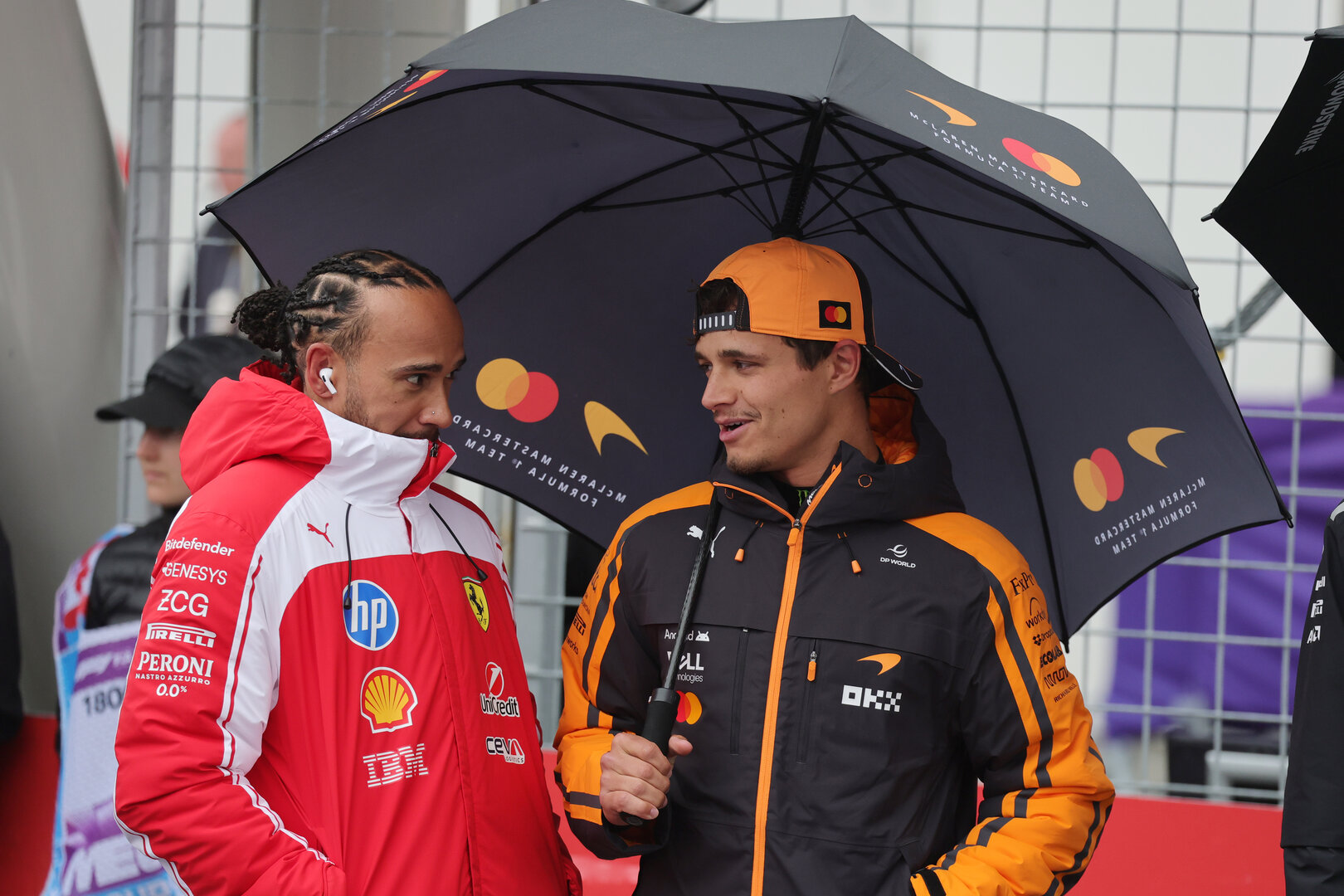 GP CANADA, (L to R): Lewis Hamilton (GBR) Ferrari with Lando Norris (GBR) McLaren F1 Team on the grid.
24.05.2026. Formula 1 World Championship, Rd 5, Canadian Grand Prix, Montreal, Canada, Gara Day.
- www.xpbimages.com, EMail: requests@xpbimages.com © Copyright: Moy / XPB Images