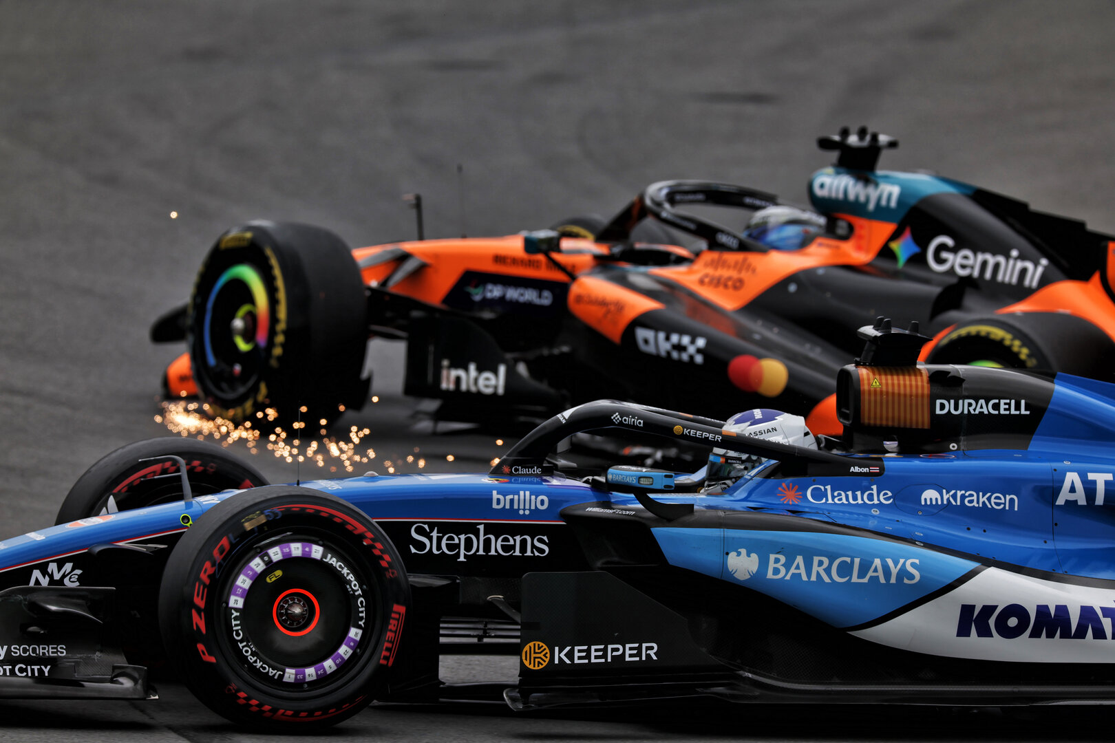 GP CANADA, Alexander Albon (THA) Williams F1 Team FW48 e Oscar Piastri (AUS) McLaren F1 Team MCL40 collide.
24.05.2026. Formula 1 World Championship, Rd 5, Canadian Grand Prix, Montreal, Canada, Gara Day.
 - www.xpbimages.com, EMail: requests@xpbimages.com © Copyright: Dunbar / XPB Images