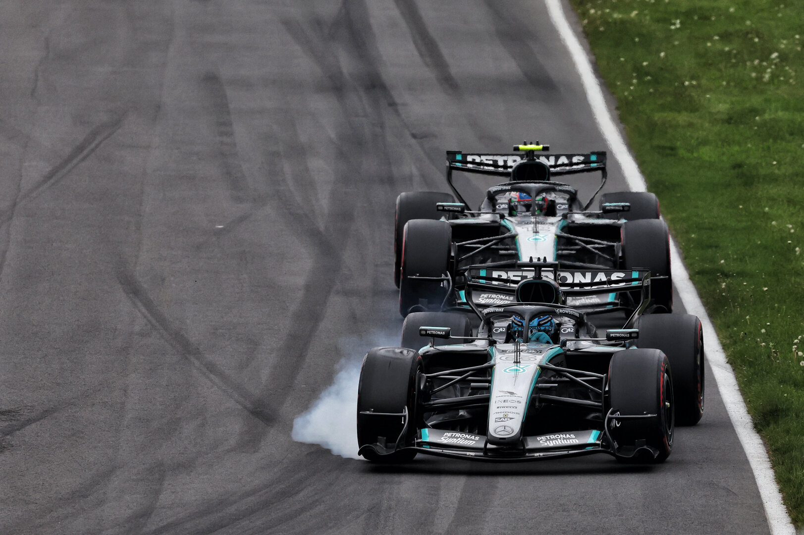 GP CANADA, George Russell (GBR) Mercedes AMG Formula One Team W17 locks up under braking ahead of Andrea Kimi Antonelli (ITA) Mercedes AMG Formula One Team W17.
24.05.2026. Formula 1 World Championship, Rd 5, Canadian Grand Prix, Montreal, Canada, Gara Day.
- www.xpbimages.com, EMail: requests@xpbimages.com © Copyright: Dunbar / XPB Images