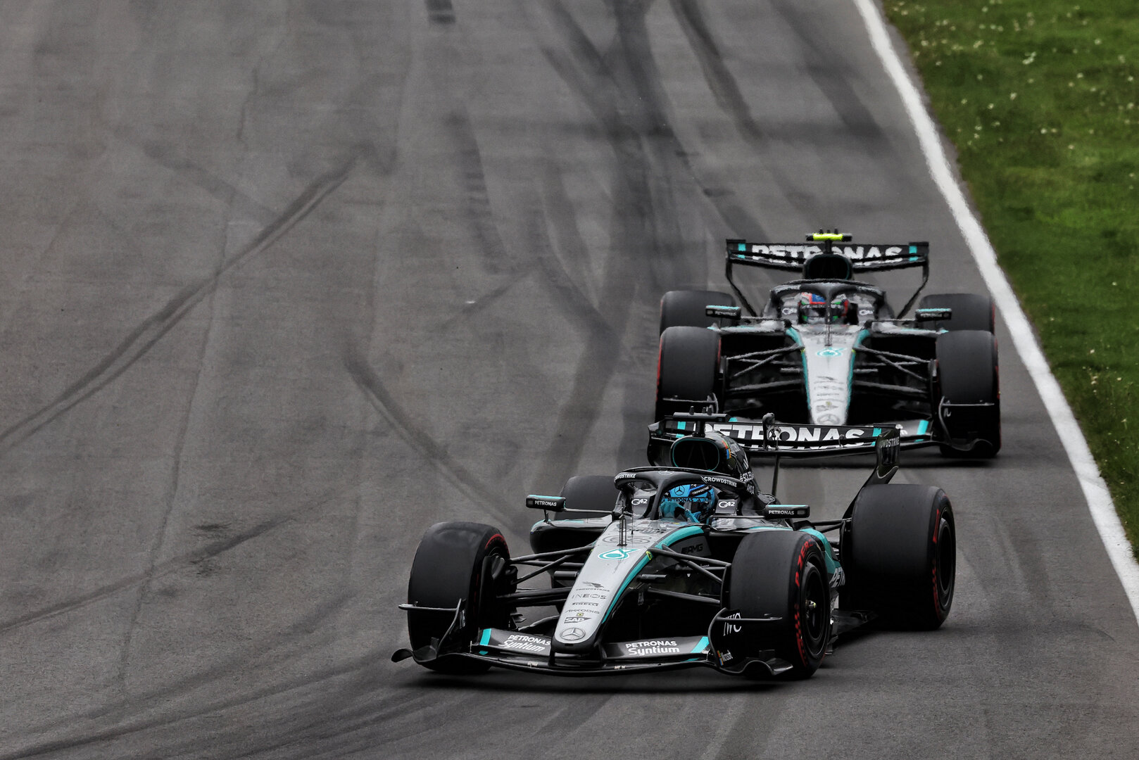 GP CANADA, George Russell (GBR) Mercedes AMG Formula One Team W17 davanti a Andrea Kimi Antonelli (ITA) Mercedes AMG Formula One Team W17.
24.05.2026. Formula 1 World Championship, Rd 5, Canadian Grand Prix, Montreal, Canada, Gara Day.
 - www.xpbimages.com, EMail: requests@xpbimages.com © Copyright: Dunbar / XPB Images