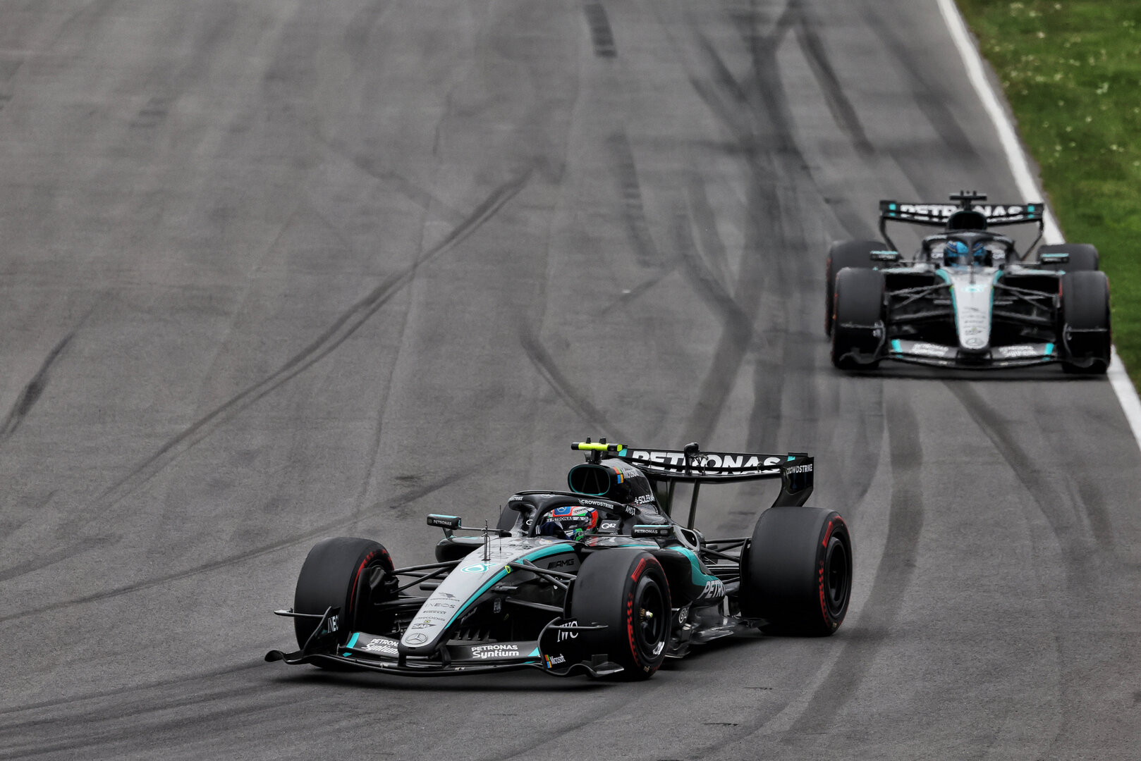 GP CANADA, Andrea Kimi Antonelli (ITA) Mercedes AMG Formula One Team W17 davanti a George Russell (GBR) Mercedes AMG Formula One Team W17.
24.05.2026. Formula 1 World Championship, Rd 5, Canadian Grand Prix, Montreal, Canada, Gara Day.
- www.xpbimages.com, EMail: requests@xpbimages.com © Copyright: Dunbar / XPB Images