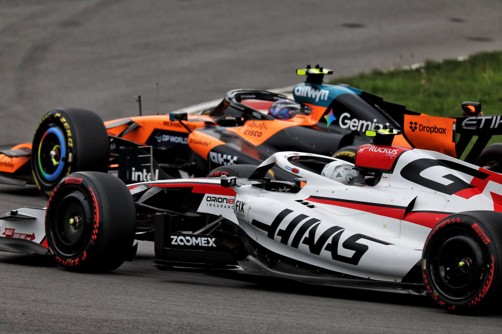 GP CANADA, Lando Norris (GBR) McLaren F1 Team MCL40 e Oliver Bearman (GBR) Haas F1 Team VF-26 battle for position.
24.05.2026. Formula 1 World Championship, Rd 5, Canadian Grand Prix, Montreal, Canada, Gara Day.
 - www.xpbimages.com, EMail: requests@xpbimages.com © Copyright: Dunbar / XPB Images