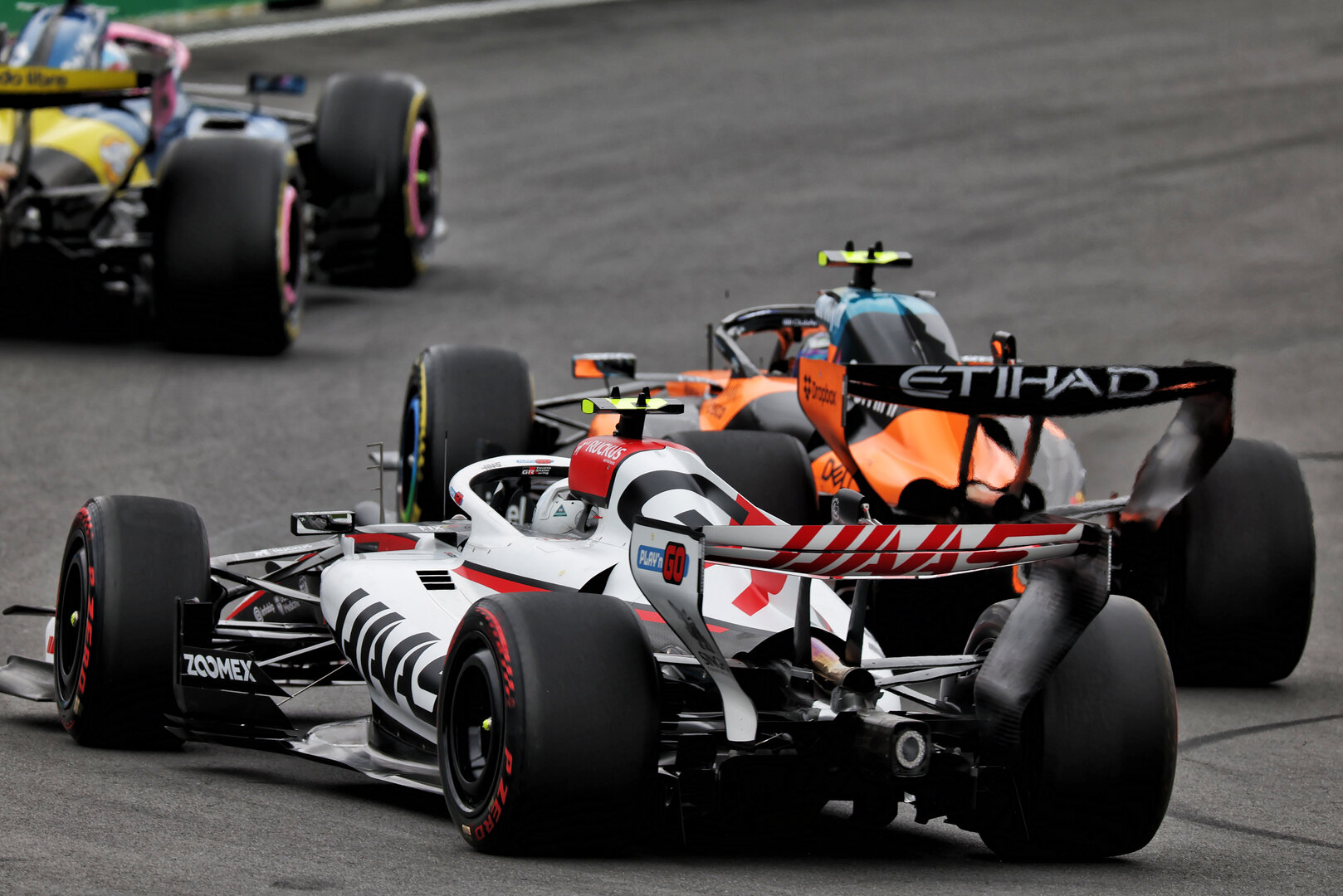 GP CANADA, Lando Norris (GBR) McLaren F1 Team MCL40 e Oliver Bearman (GBR) Haas F1 Team VF-26 battle for position.
24.05.2026. Formula 1 World Championship, Rd 5, Canadian Grand Prix, Montreal, Canada, Gara Day.
 - www.xpbimages.com, EMail: requests@xpbimages.com © Copyright: Dunbar / XPB Images