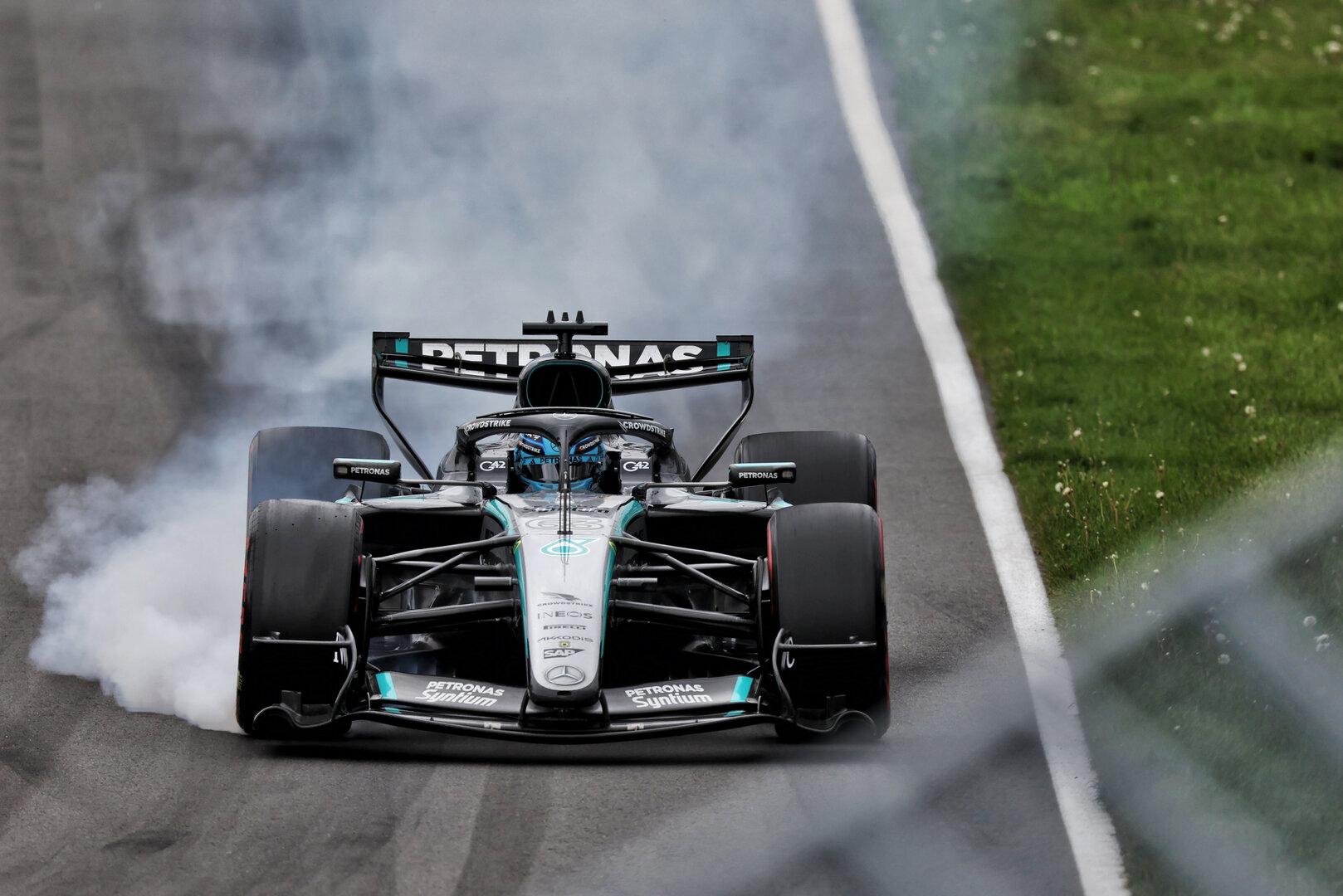 GP CANADA, George Russell (GBR) Mercedes AMG Formula One Team W17 locks up under braking.
24.05.2026. Formula 1 World Championship, Rd 5, Canadian Grand Prix, Montreal, Canada, Gara Day.
- www.xpbimages.com, EMail: requests@xpbimages.com © Copyright: Dunbar / XPB Images