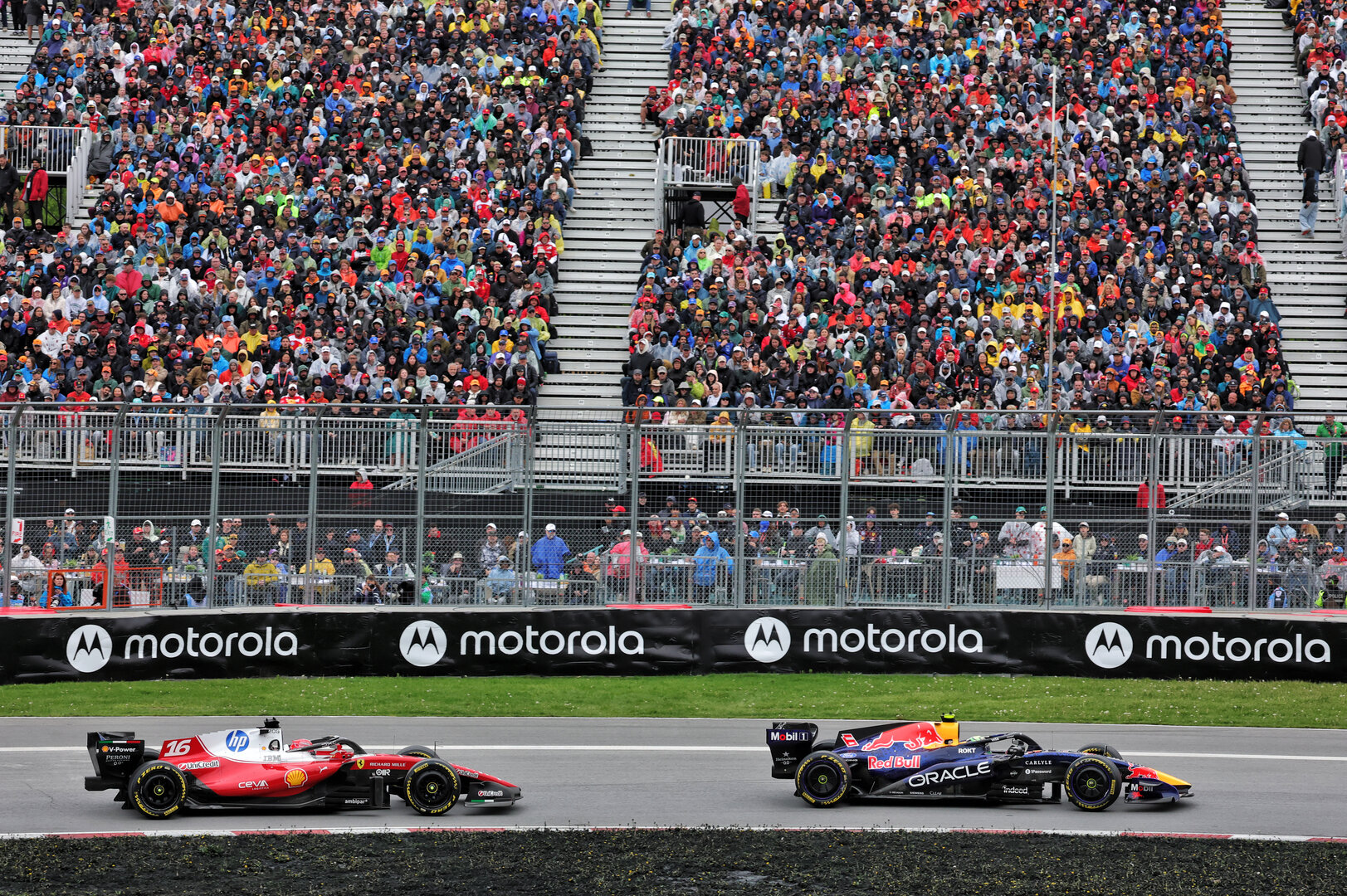 GP CANADA, Isack Hadjar (FRA) Red Bull Racing RB22 davanti a Charles Leclerc (MON) Ferrari SF-26.
24.05.2026. Formula 1 World Championship, Rd 5, Canadian Grand Prix, Montreal, Canada, Gara Day.
- www.xpbimages.com, EMail: requests@xpbimages.com © Copyright: Moy / XPB Images