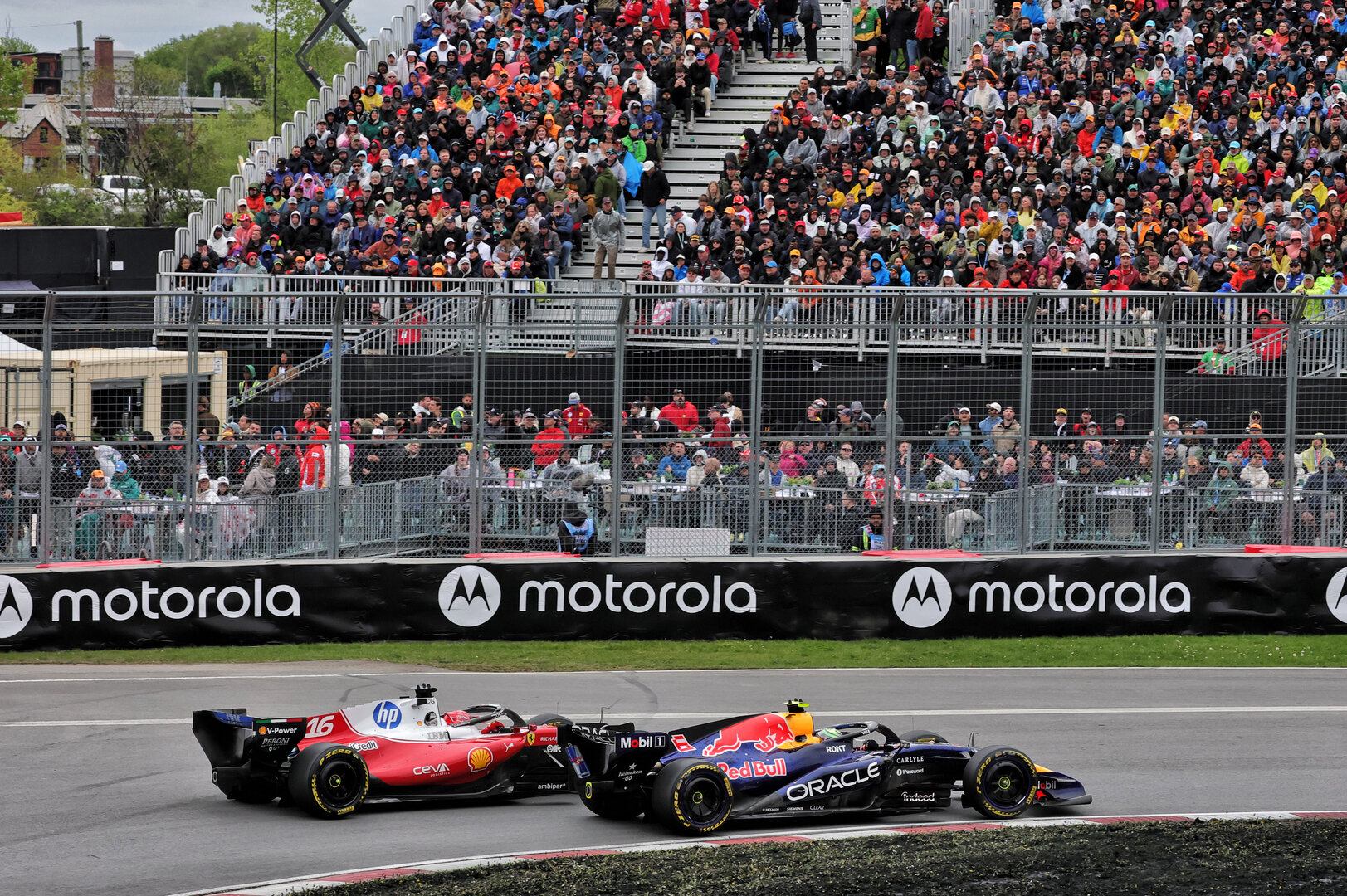 GP CANADA, Isack Hadjar (FRA) Red Bull Racing RB22 e Charles Leclerc (MON) Ferrari SF-26 battle for position.
24.05.2026. Formula 1 World Championship, Rd 5, Canadian Grand Prix, Montreal, Canada, Gara Day.
- www.xpbimages.com, EMail: requests@xpbimages.com © Copyright: Moy / XPB Images