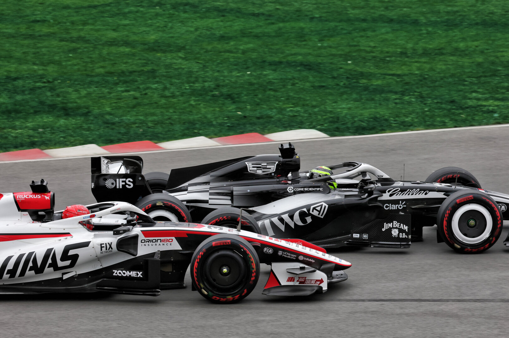 GP CANADA, Esteban Ocon (FRA) Haas F1 Team VF-26 e Sergio Perez (MEX) Cadillac Formula 1 Team MAC-26 battle for position.
24.05.2026. Formula 1 World Championship, Rd 5, Canadian Grand Prix, Montreal, Canada, Gara Day.
- www.xpbimages.com, EMail: requests@xpbimages.com © Copyright: Moy / XPB Images