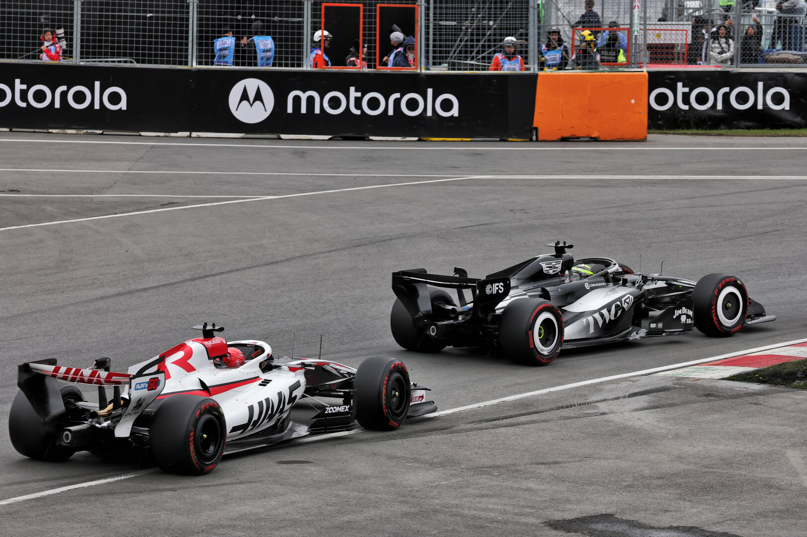 GP CANADA, Esteban Ocon (FRA) Haas F1 Team VF-26 e Sergio Perez (MEX) Cadillac Formula 1 Team MAC-26 battle for position.
24.05.2026. Formula 1 World Championship, Rd 5, Canadian Grand Prix, Montreal, Canada, Gara Day.
- www.xpbimages.com, EMail: requests@xpbimages.com © Copyright: Moy / XPB Images