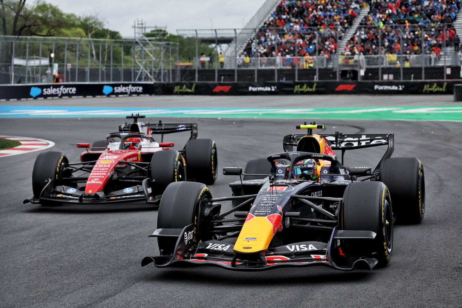 GP CANADA, Isack Hadjar (FRA) Red Bull Racing RB22 e Charles Leclerc (MON) Ferrari SF-26 battle for position.
24.05.2026. Formula 1 World Championship, Rd 5, Canadian Grand Prix, Montreal, Canada, Gara Day.
- www.xpbimages.com, EMail: requests@xpbimages.com © Copyright: Dunbar / XPB Images