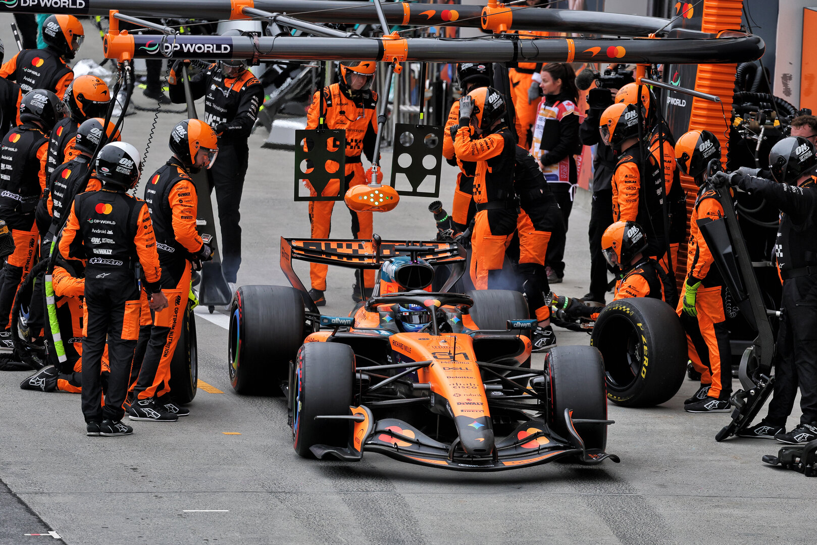 GP CANADA, Oscar Piastri (AUS) McLaren F1 Team MCL40 makes a pit stop.
24.05.2026. Formula 1 World Championship, Rd 5, Canadian Grand Prix, Montreal, Canada, Gara Day.
- www.xpbimages.com, EMail: requests@xpbimages.com © Copyright: Moy / XPB Images