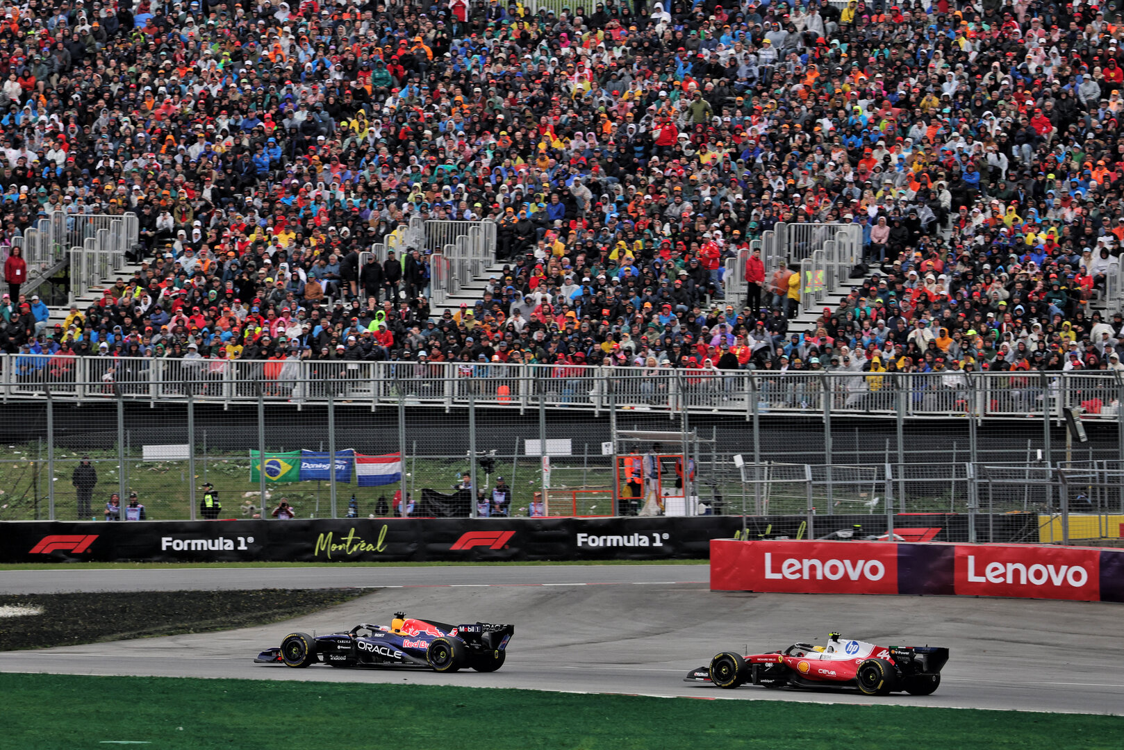 GP CANADA, Max Verstappen (NLD) Red Bull Racing RB22 e Lewis Hamilton (GBR) Ferrari SF-26 battle for position.
24.05.2026. Formula 1 World Championship, Rd 5, Canadian Grand Prix, Montreal, Canada, Gara Day.
- www.xpbimages.com, EMail: requests@xpbimages.com © Copyright: Moy / XPB Images