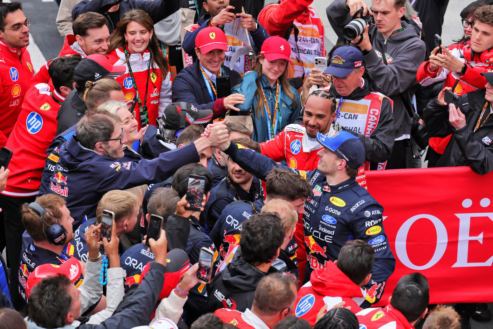 GP CANADA, Max Verstappen (NLD) Red Bull Racing celebrates his third position e Lewis Hamilton (GBR) Ferrari celebrates his second position with the teams in parc ferme.
24.05.2026. Formula 1 World Championship, Rd 5, Canadian Grand Prix, Montreal, Canada, Gara Day.
- www.xpbimages.com, EMail: requests@xpbimages.com © Copyright: Moy / XPB Images