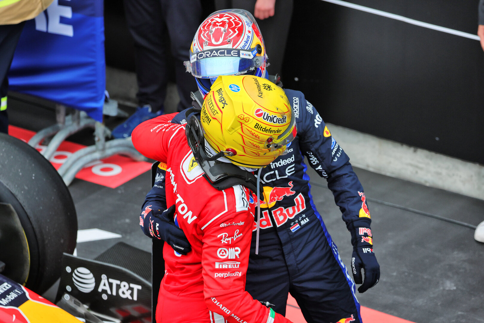 GP CANADA, (L to R): Lewis Hamilton (GBR) Ferrari celebrates his second position with third placed Max Verstappen (NLD) Red Bull Racing in parc ferme.
24.05.2026. Formula 1 World Championship, Rd 5, Canadian Grand Prix, Montreal, Canada, Gara Day.
- www.xpbimages.com, EMail: requests@xpbimages.com © Copyright: Moy / XPB Images
