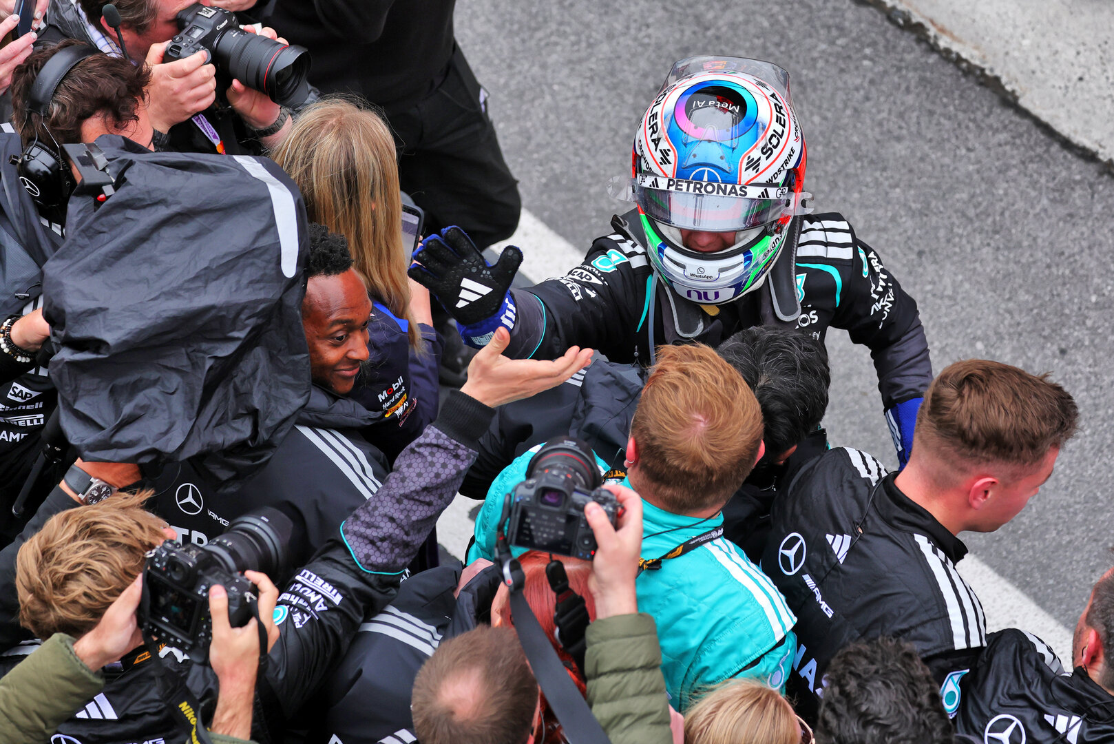 GP CANADA, Gara winner Andrea Kimi Antonelli (ITA) Mercedes AMG Formula One Team celebrates with the team in parc ferme.

24.05.2026. Formula 1 World Championship, Rd 5, Canadian Grand Prix, Montreal, Canada, Gara Day.
- www.xpbimages.com, EMail: requests@xpbimages.com © Copyright: Moy / XPB Images