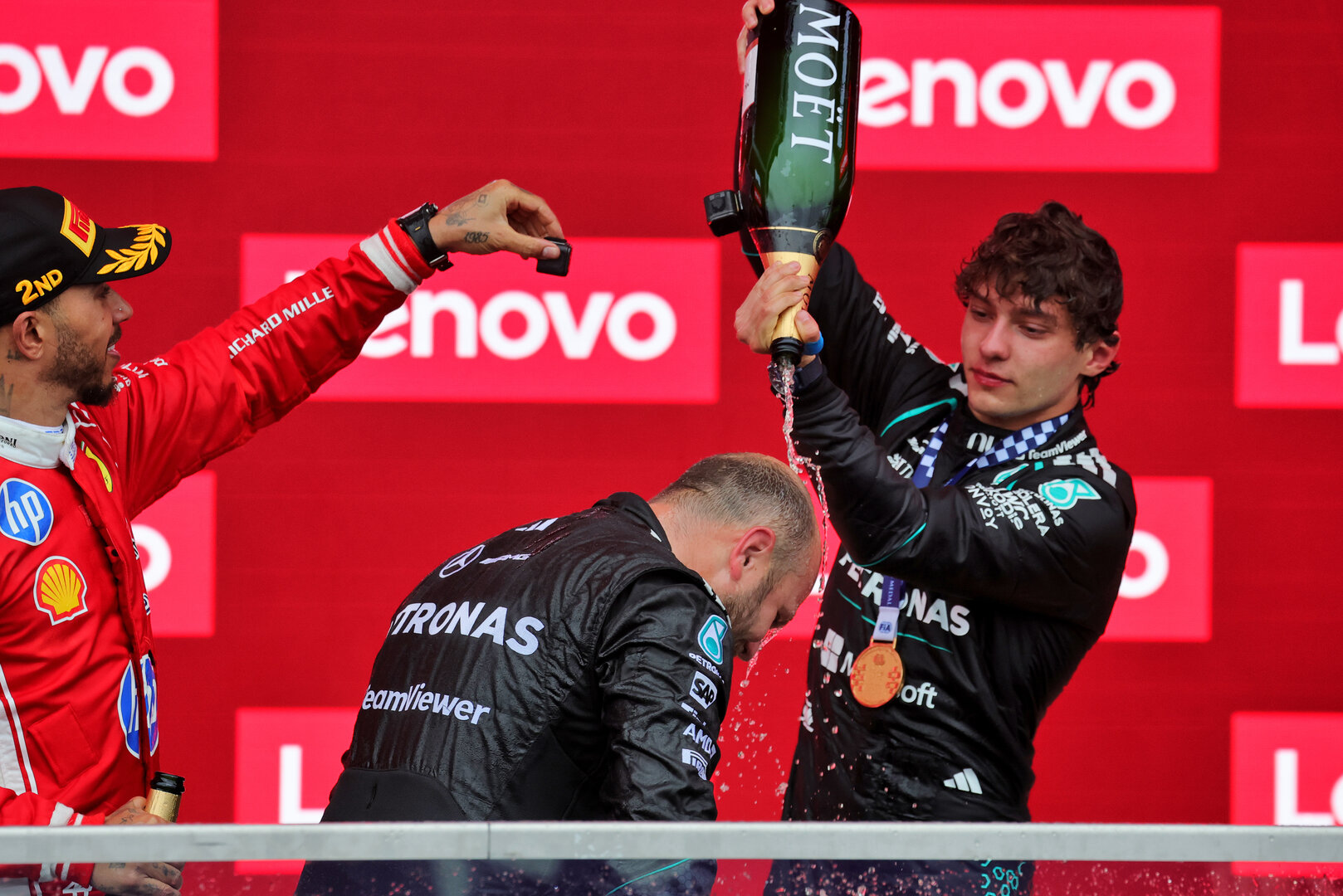 GP CANADA, (L to R): Lewis Hamilton (GBR) Ferrari celebrates his second position on the podium with Dean Hale (GBR) Mercedes AMG F1 Formula One Team Senior Travelling Composite Technician e vincitore Andrea Kimi Antonelli (ITA) Mercedes AMG Formula One Team.
24.05.2026. Formula 1 World Championship, Rd 5, Canadian Grand Prix, Montreal, Canada, Gara Day.
- www.xpbimages.com, EMail: requests@xpbimages.com © Copyright: Moy / XPB Images