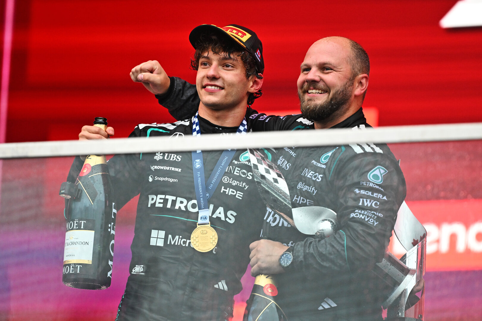 GP CANADA, (L to R): Andrea Kimi Antonelli (ITA) Mercedes AMG Formula One Team celebrates on the podium with Dean Hale (GBR) Mercedes AMG F1 Formula One Team Senior Travelling Composite Technician.
24.05.2026. Formula 1 World Championship, Rd 5, Canadian Grand Prix, Montreal, Canada, Gara Day.
- www.xpbimages.com, EMail: requests@xpbimages.com © Copyright: Price / XPB Images