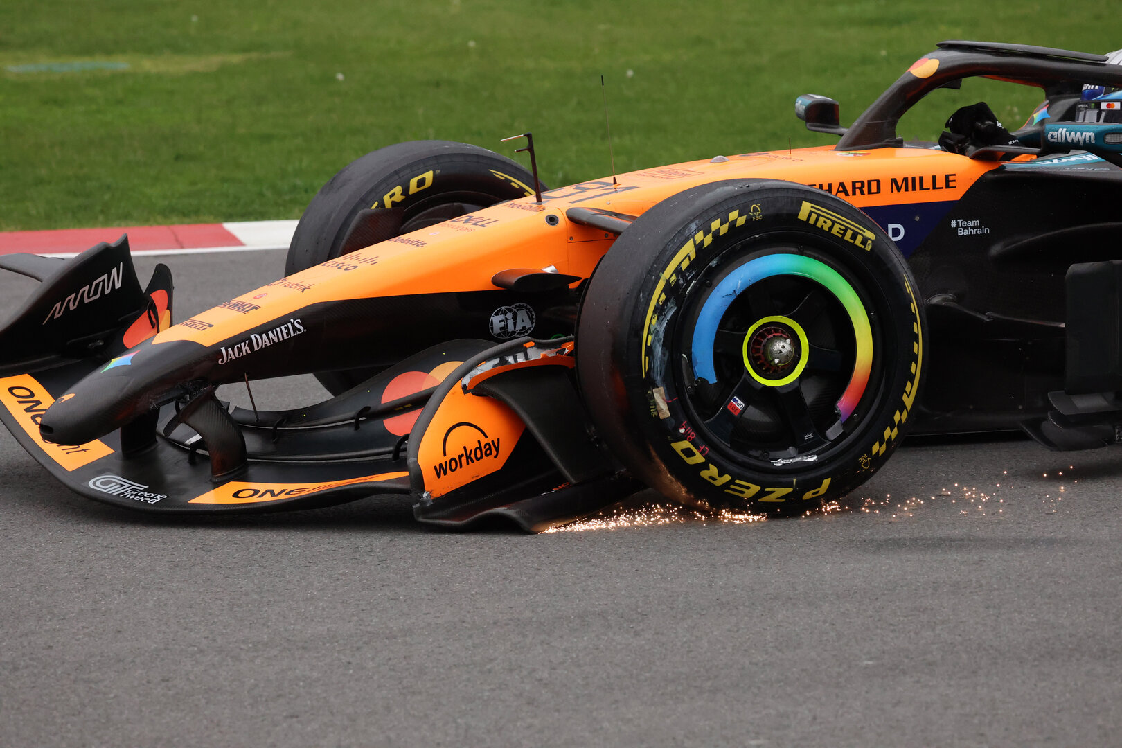 GP CANADA, Oscar Piastri (AUS) McLaren MCL39 with a damaged front wing.
24.05.2026. Formula 1 World Championship, Rd 5, Canadian Grand Prix, Montreal, Canada, Gara Day.
- www.xpbimages.com, EMail: requests@xpbimages.com © Copyright: Batchelor / XPB Images