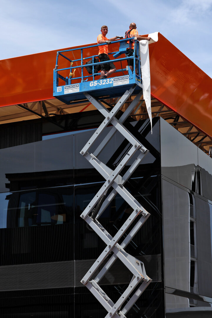 GP CATALUNYA, Paddock Atmosfera - McLaren F1 Team motorhome being built.
11.06.2026. Formula 1 World Championship, Rd 7, Barcelona-Catalunya Grand Prix, Barcelona, Spain, Preparation Day.
- www.xpbimages.com, EMail: requests@xpbimages.com © Copyright: Rew / XPB Images