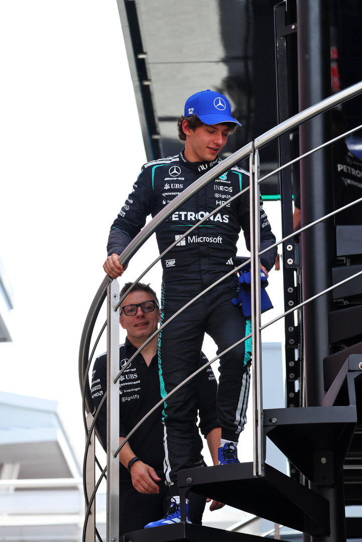 GP CATALUNYA, Andrea Kimi Antonelli (ITA) Mercedes AMG Formula One Team with Peter Bonnington (GBR) Mercedes AMG Formula One Team Gara Engineer.
11.06.2026. Formula 1 World Championship, Rd 7, Barcelona-Catalunya Grand Prix, Barcelona, Spain, Preparation Day.
- www.xpbimages.com, EMail: requests@xpbimages.com © Copyright: Rew / XPB Images