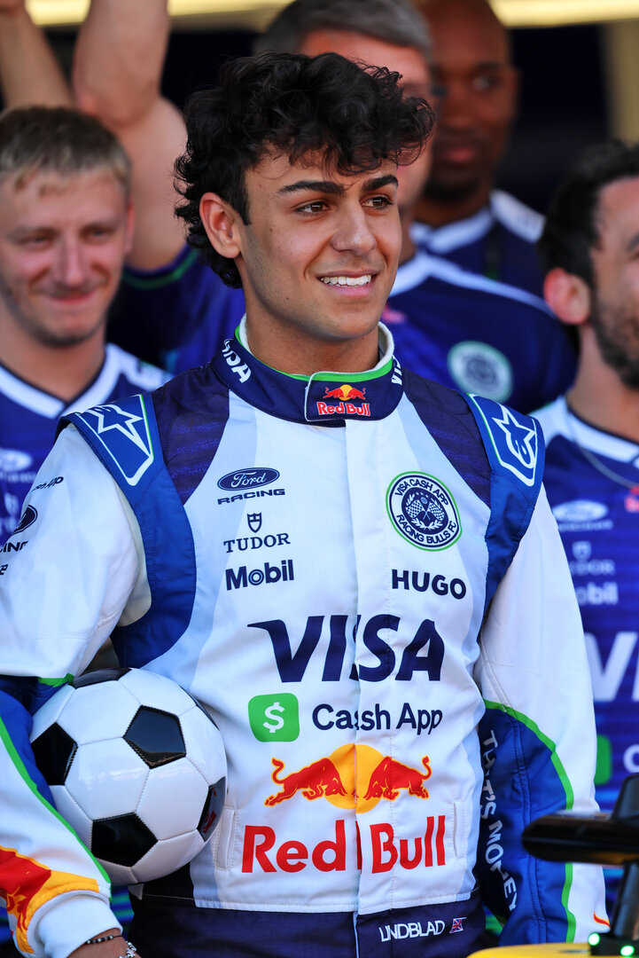 GP CATALUNYA, Arvid Lindblad (GBR) Racing Bulls Formula One Team at a team photograph.
11.06.2026. Formula 1 World Championship, Rd 7, Barcelona-Catalunya Grand Prix, Barcelona, Spain, Preparation Day.
- www.xpbimages.com, EMail: requests@xpbimages.com © Copyright: Batchelor / XPB Images