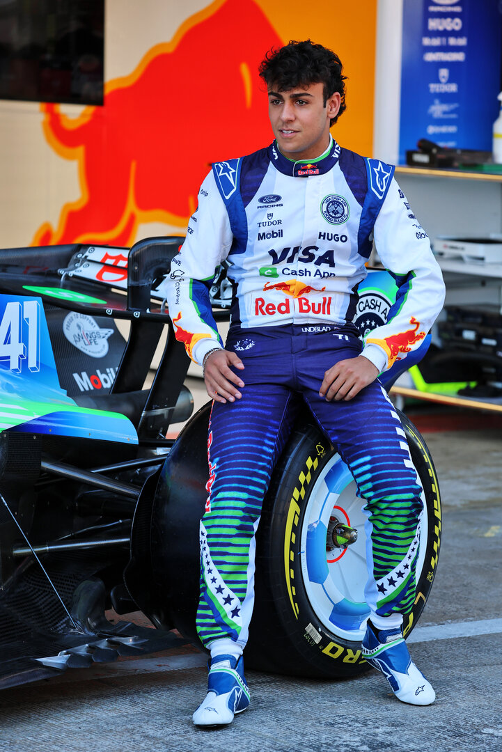 GP CATALUNYA, Arvid Lindblad (GBR) Racing Bulls Formula One Team at a team photograph.
11.06.2026. Formula 1 World Championship, Rd 7, Barcelona-Catalunya Grand Prix, Barcelona, Spain, Preparation Day.
- www.xpbimages.com, EMail: requests@xpbimages.com © Copyright: Batchelor / XPB Images