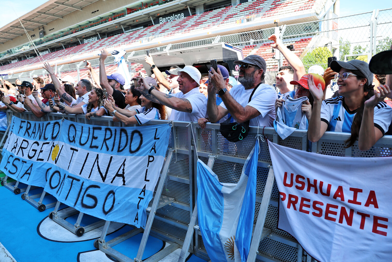 GP CATALUNYA, Franco Colapinto (ARG) Alpine F1 Team fans in the pits.
11.06.2026. Formula 1 World Championship, Rd 7, Barcelona-Catalunya Grand Prix, Barcelona, Spain, Preparation Day.
- www.xpbimages.com, EMail: requests@xpbimages.com © Copyright: Batchelor / XPB Images