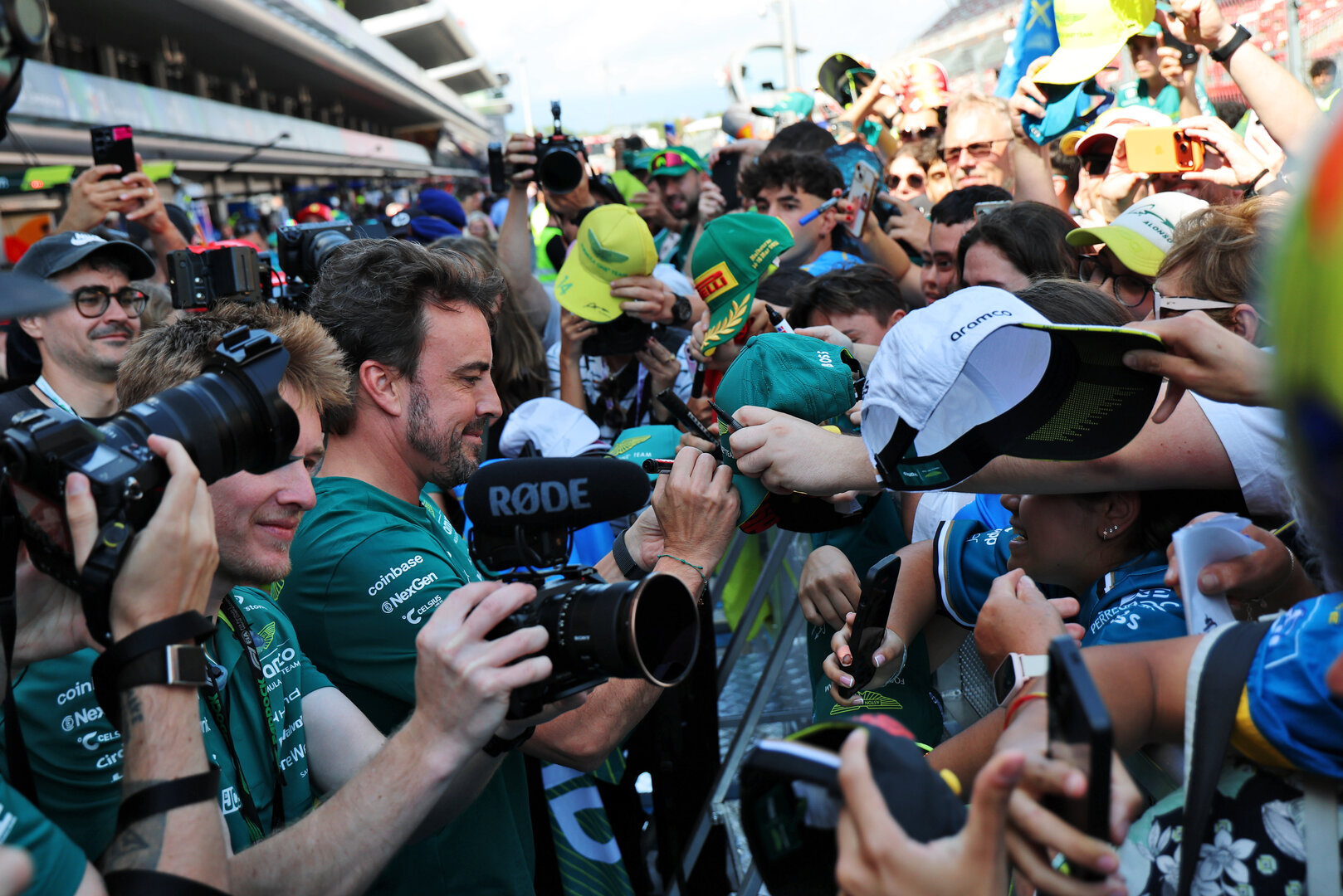 GP CATALUNYA, Fernando Alonso (ESP) Aston Martin F1 Team with fans in the pits.
11.06.2026. Formula 1 World Championship, Rd 7, Barcelona-Catalunya Grand Prix, Barcelona, Spain, Preparation Day.
- www.xpbimages.com, EMail: requests@xpbimages.com © Copyright: Batchelor / XPB Images