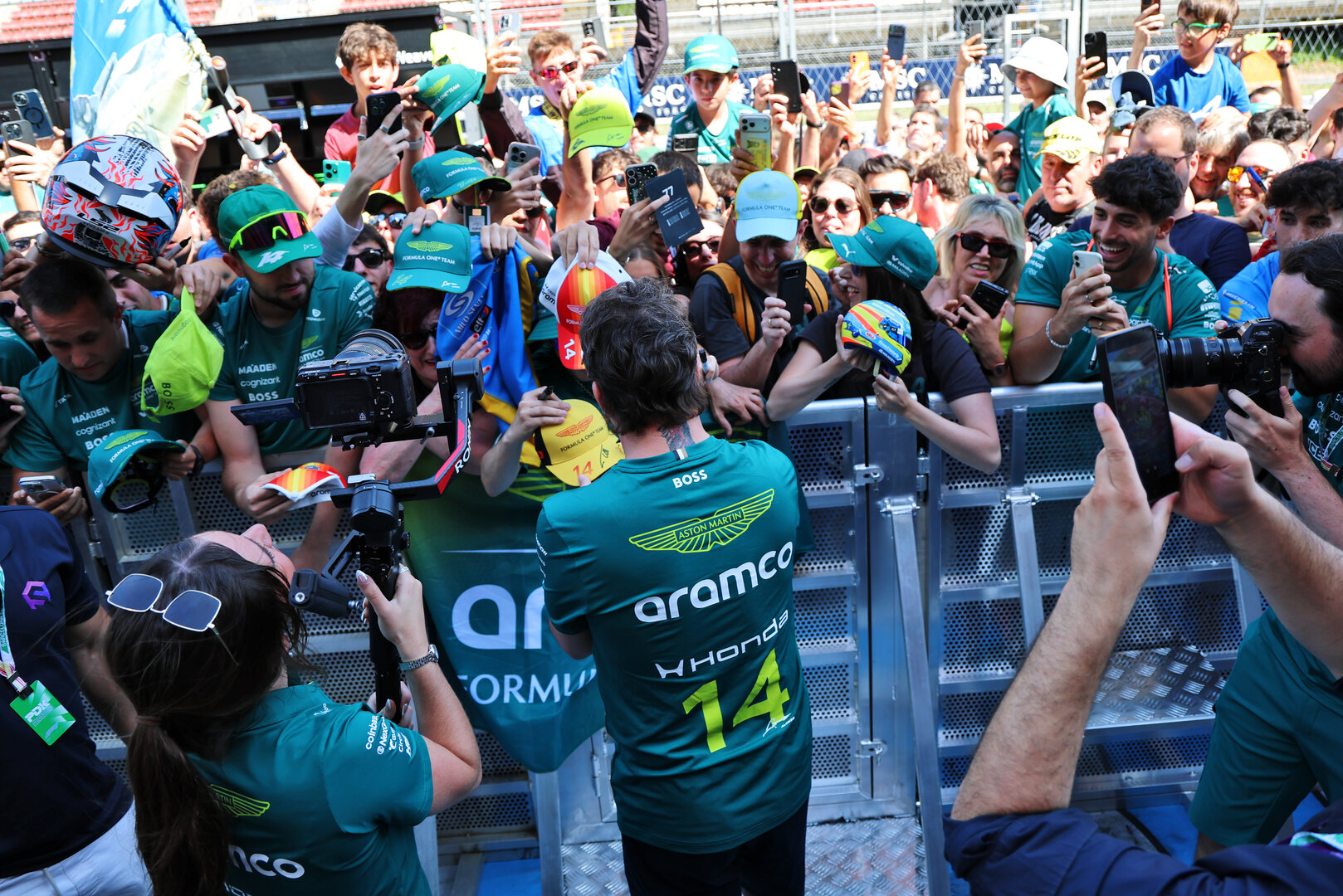 GP CATALUNYA, Fernando Alonso (ESP) Aston Martin F1 Team with fans in the pits.
11.06.2026. Formula 1 World Championship, Rd 7, Barcelona-Catalunya Grand Prix, Barcelona, Spain, Preparation Day.
- www.xpbimages.com, EMail: requests@xpbimages.com © Copyright: Batchelor / XPB Images