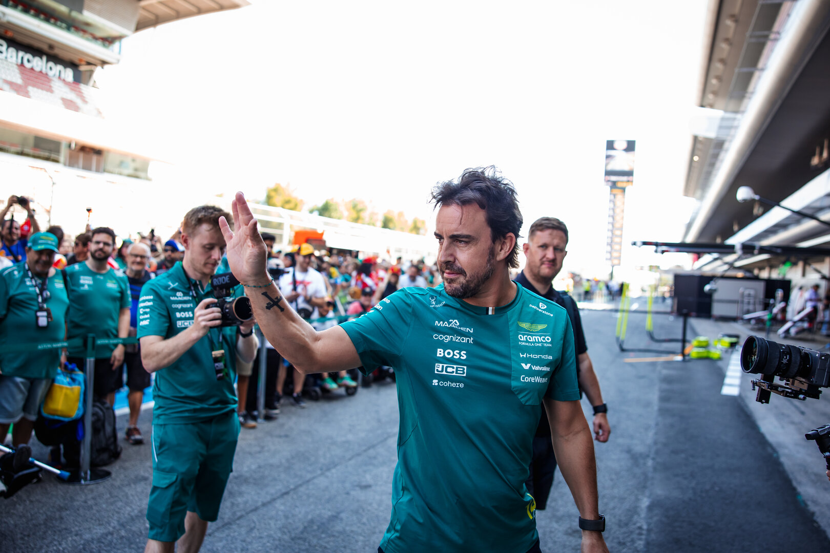 GP CATALUNYA, Fernando Alonso (ESP) Aston Martin F1 Team with fans.
11.06.2026. Formula 1 World Championship, Rd 7, Barcelona-Catalunya Grand Prix, Barcelona, Spain, Preparation Day.
- www.xpbimages.com, EMail: requests@xpbimages.com © Copyright: Bearne / XPB Images