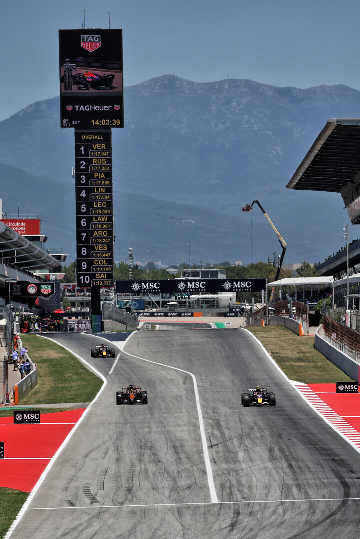 GP CATALUNYA, Oscar Piastri (AUS) McLaren F1 Team MCL40 e Ayumu Iwasa (JPN) Red Bull Racing RB22 Reserve Driver.
12.06.2026. Formula 1 World Championship, Rd 7, Barcelona-Catalunya Grand Prix, Barcelona, Spain, Practice Day.
- www.xpbimages.com, EMail: requests@xpbimages.com © Copyright: Rew / XPB Images