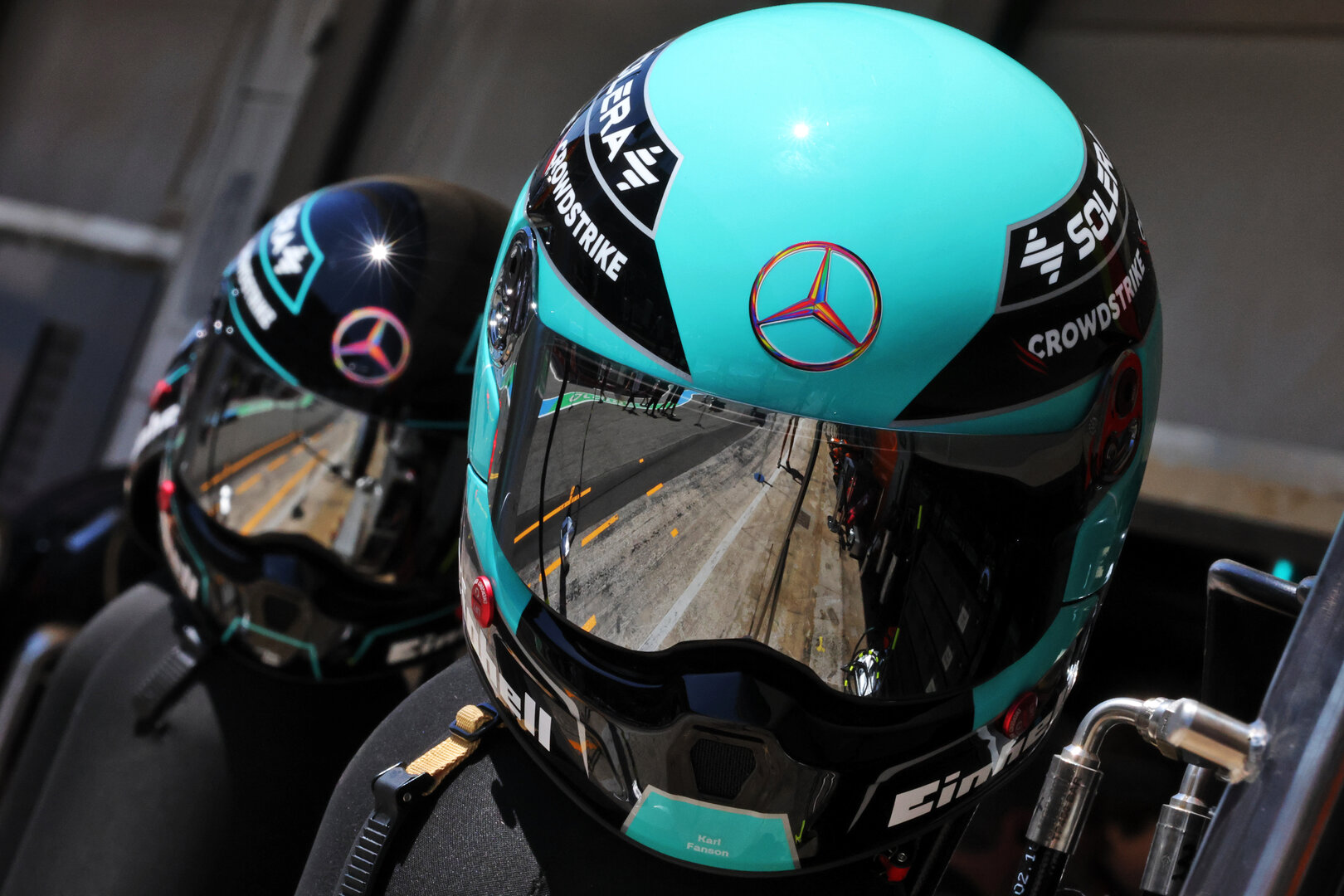 GP CATALUNYA, Mercedes AMG F1 Formula One Team meccanici' helmets.
13.06.2026. Formula 1 World Championship, Rd 7, Barcelona-Catalunya Grand Prix, Barcelona, Spain, Qualifiche Day.
- www.xpbimages.com, EMail: requests@xpbimages.com © Copyright: Charniaux / XPB Images