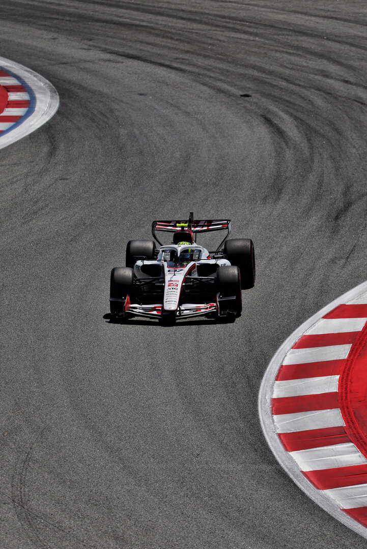 GP CATALUNYA, Oliver Bearman (GBR) Haas F1 Team VF-26.
13.06.2026. Formula 1 World Championship, Rd 7, Barcelona-Catalunya Grand Prix, Barcelona, Spain, Qualifiche Day.
- www.xpbimages.com, EMail: requests@xpbimages.com © Copyright: Rew / XPB Images