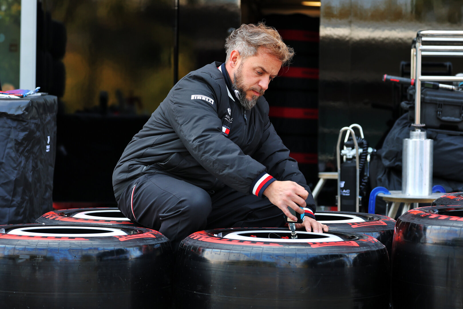GP CINA, Cadillac Formula 1 Team mechanic with Pirelli tyres.
12.03.2026. Formula 1 World Championship, Rd 2, Chinese Grand Prix, Shanghai, China, Preparation Day.
- www.xpbimages.com, EMail: requests@xpbimages.com © Copyright: Moy / XPB Images