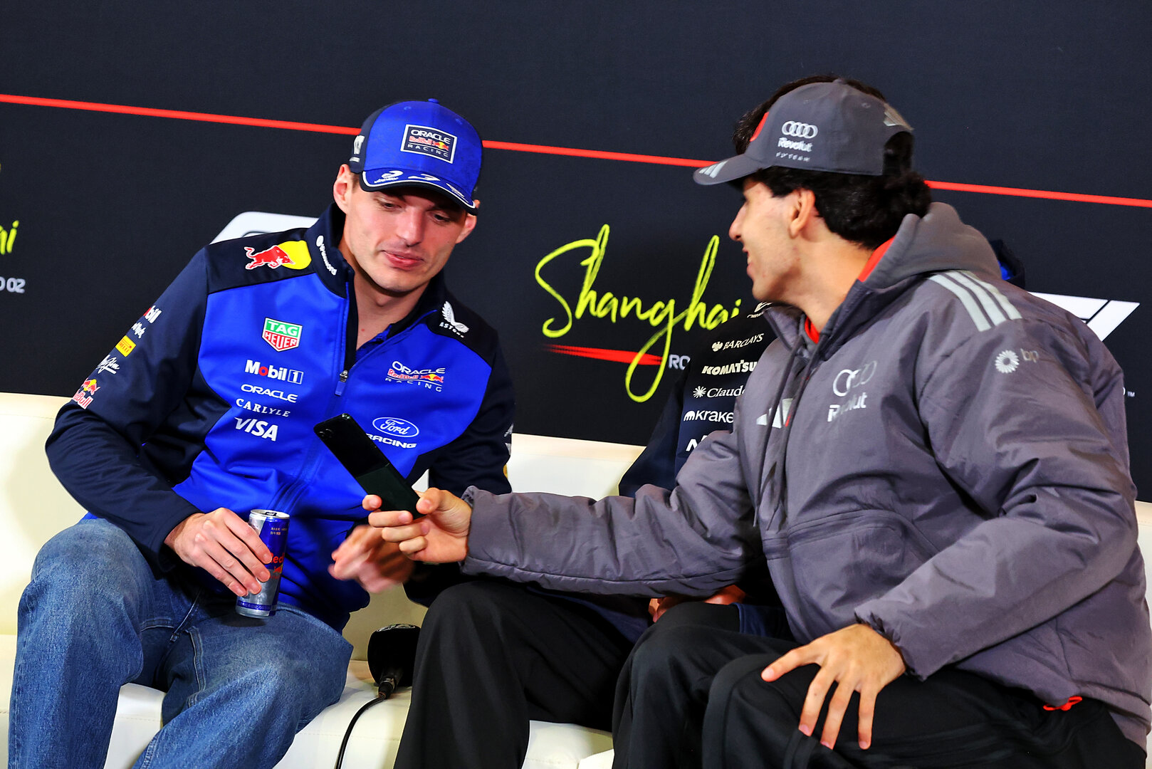 GP CINA, (L to R): Max Verstappen (NLD) Red Bull Racing; Alexander Albon (THA) Williams F1 Team; e Gabriel Bortoleto (BRA) Audi F1 Team, in the FIA Press Conference.
12.03.2026. Formula 1 World Championship, Rd 2, Chinese Grand Prix, Shanghai, China, Preparation Day.
- www.xpbimages.com, EMail: requests@xpbimages.com © Copyright: Bearne / XPB Images