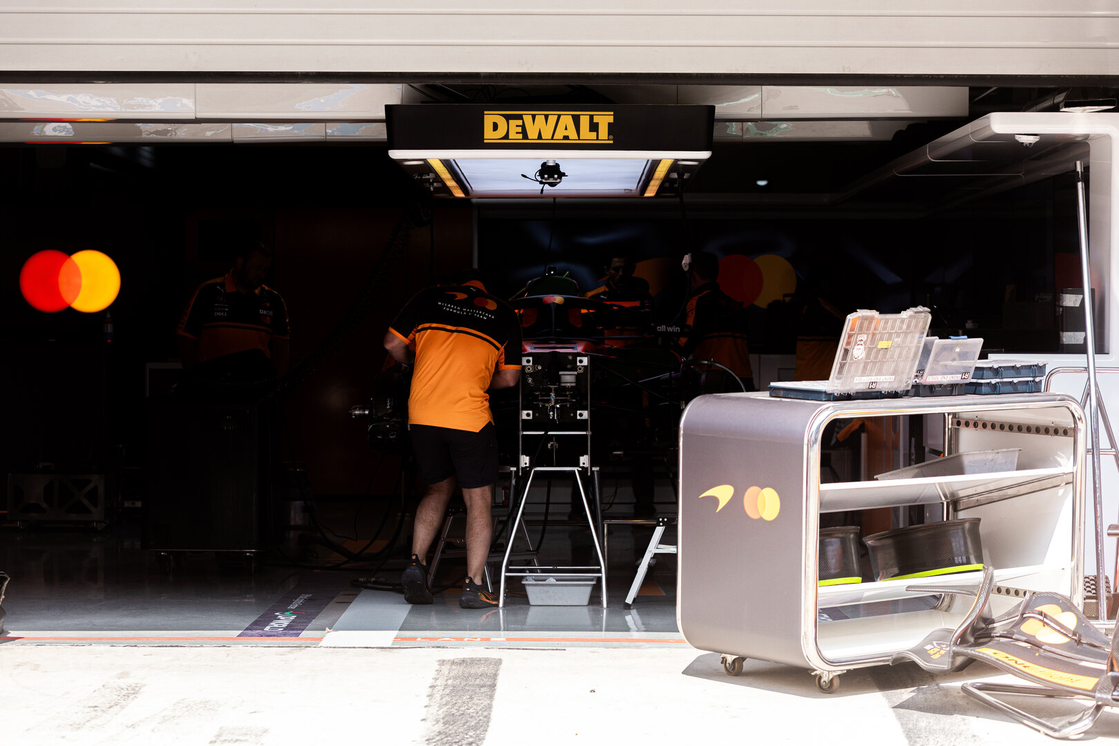 GP CINA, McLaren F1 Team MCL40 being built in the pit garage.
12.03.2026. Formula 1 World Championship, Rd 2, Chinese Grand Prix, Shanghai, China, Preparation Day.
- www.xpbimages.com, EMail: requests@xpbimages.com © Copyright: Denny / XPB Images