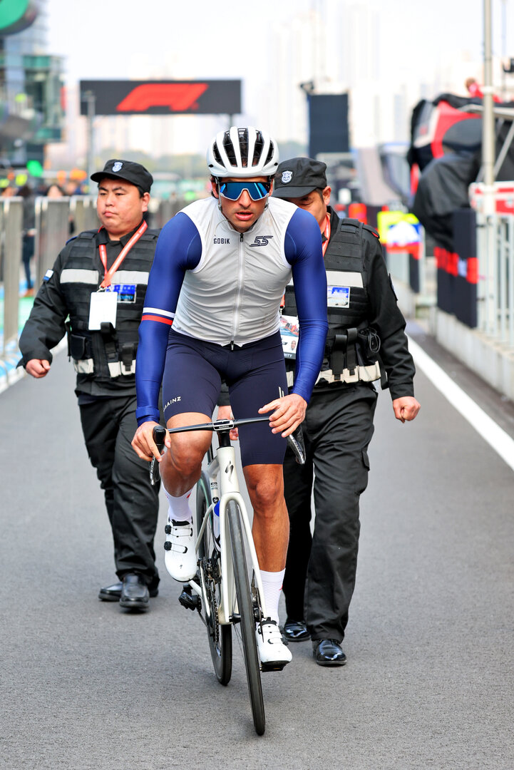 GP CINA, Carlos Sainz (ESP) Williams F1 Team rides the circuit.
12.03.2026. Formula 1 World Championship, Rd 2, Chinese Grand Prix, Shanghai, China, Preparation Day.
- www.xpbimages.com, EMail: requests@xpbimages.com © Copyright: Batchelor / XPB Images
